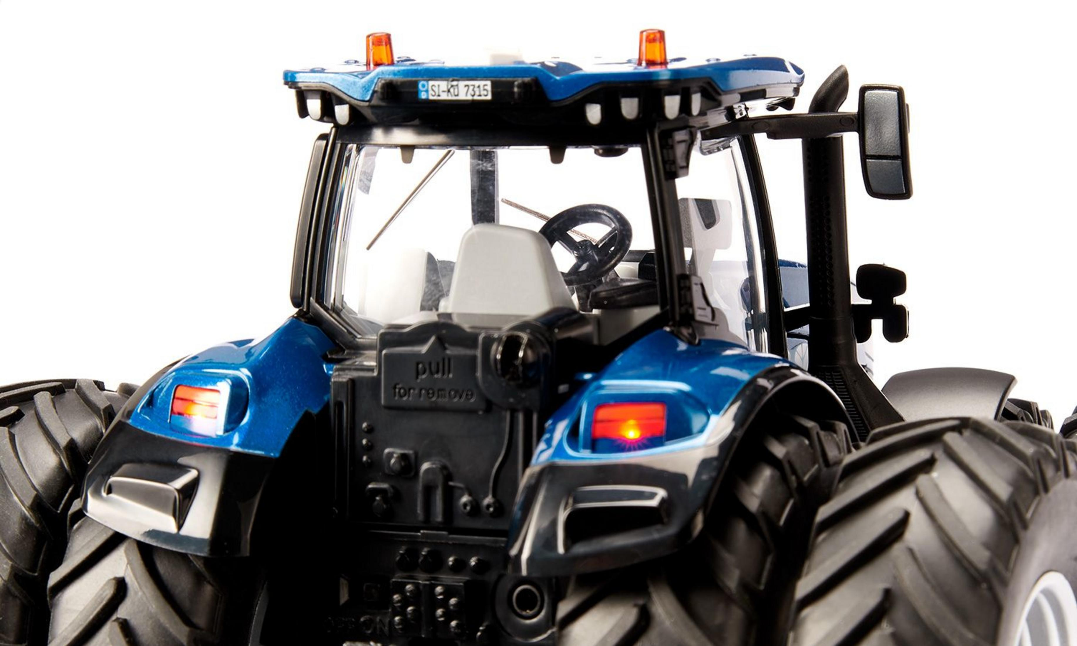 Ein blauer Spielzeugtraktor mit großen Reifen und Lichtern.