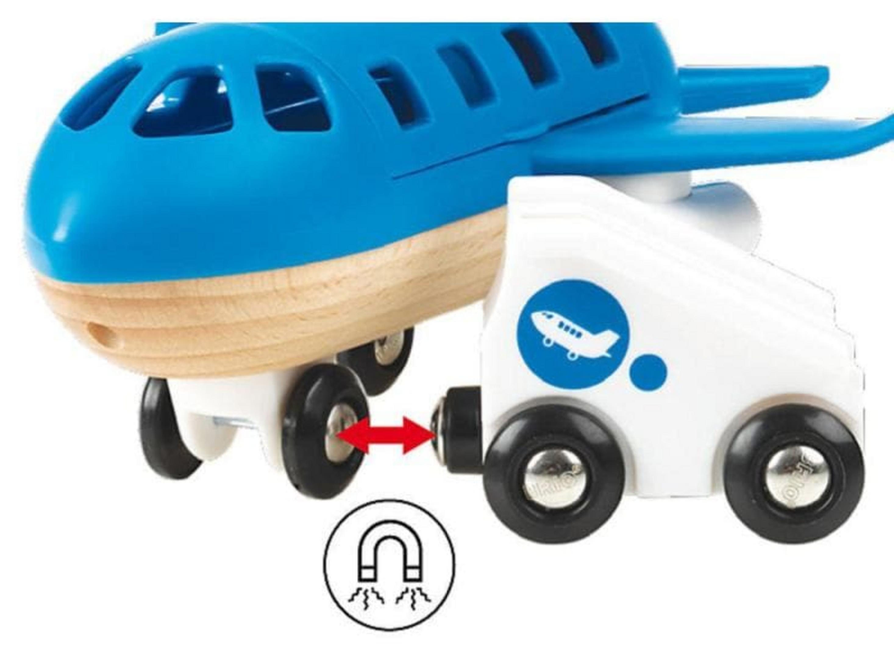 Ein blaues Spielzeugflugzeug mit Holzelementen verbindet sich magnetisch mit einem weißen Anhänger.