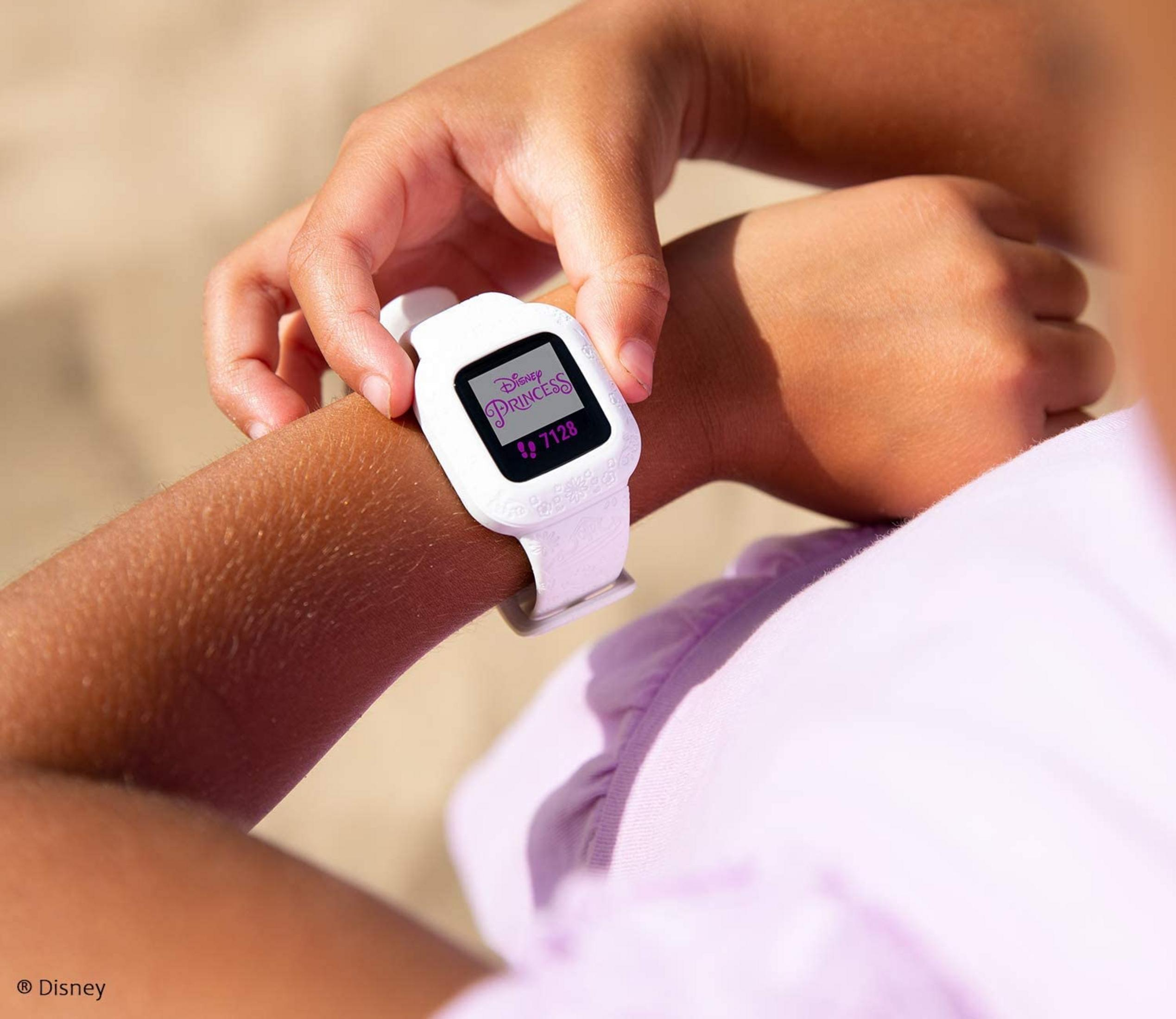Dziecko nosi biały zegarek Disney Princess z fioletową bransoletką.