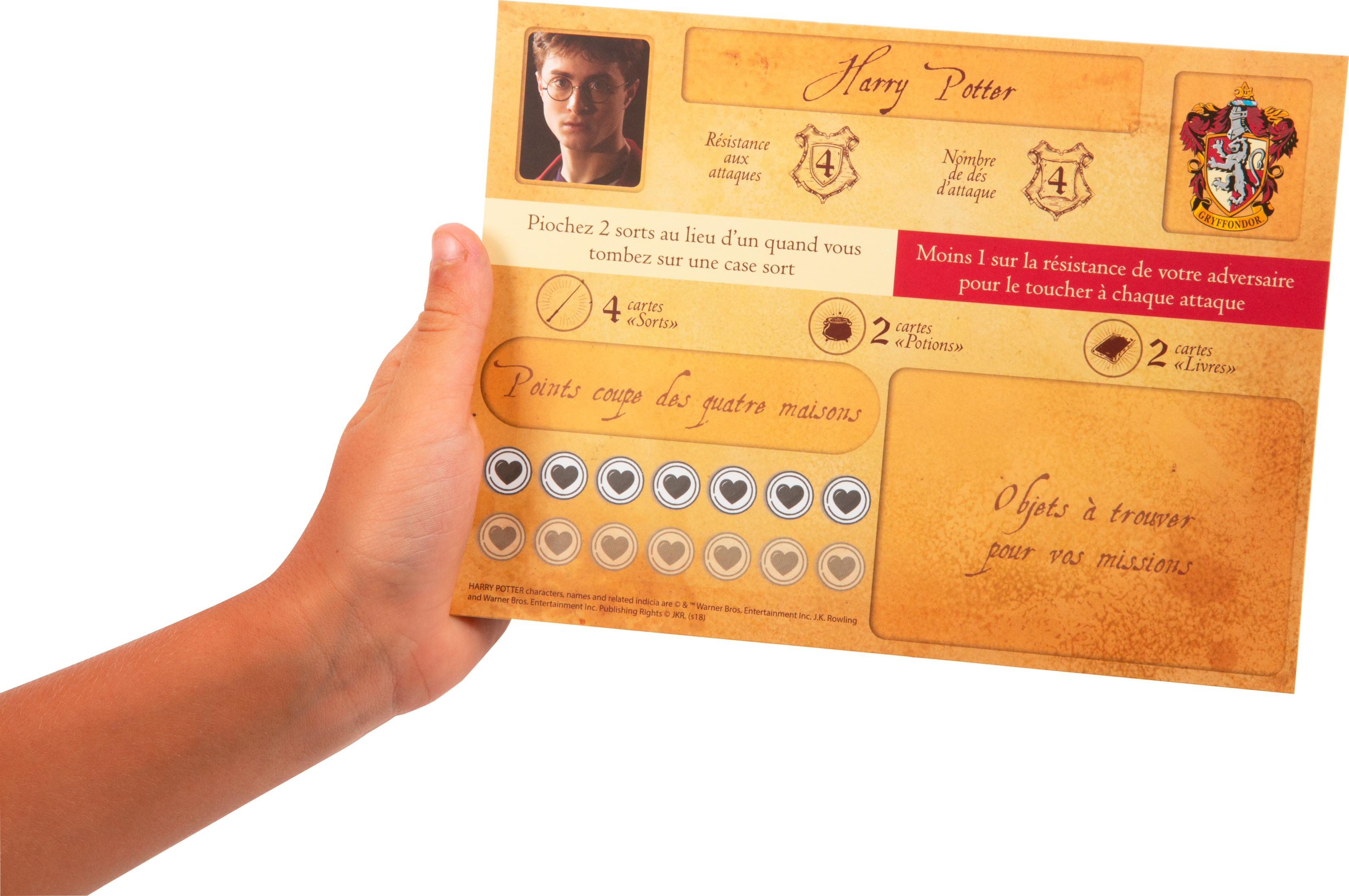 Ein Kind hält ein Harry Potter Spielbrett mit Charakterbildern und Spielregeln.