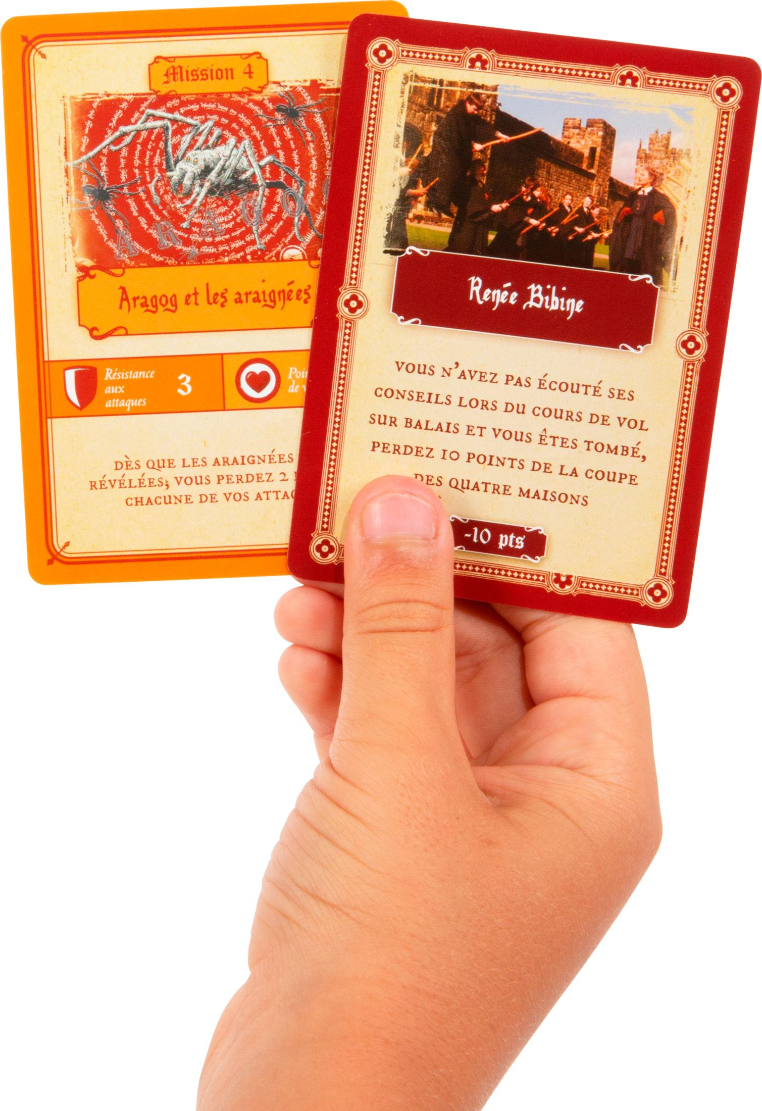 Eine Hand hält zwei Spielkarten, eine mit einer Spinne, die andere mit Schülern.