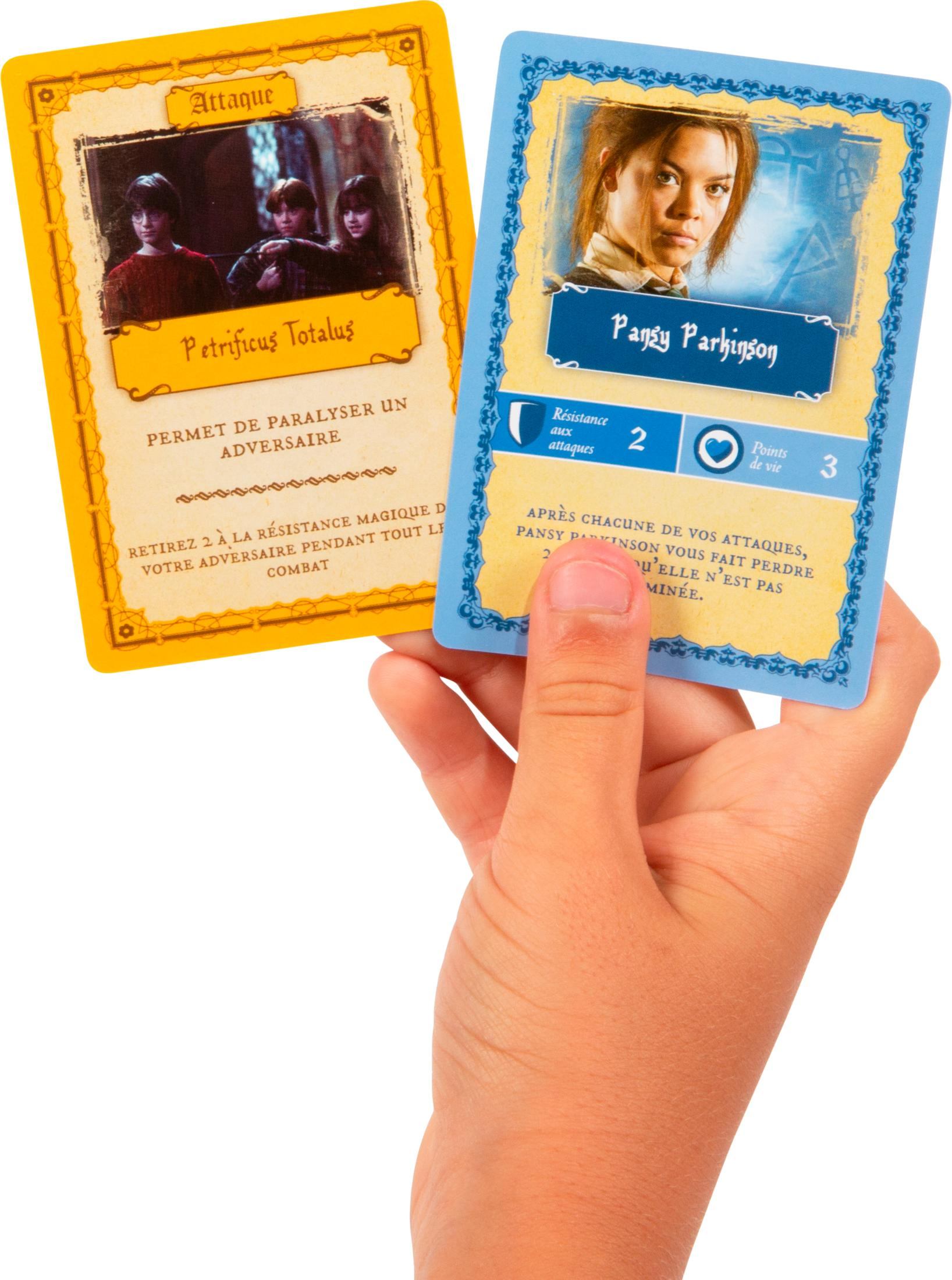 Eine Hand hält zwei Harry-Potter-Spielkarten: eine gelbe und eine blaue.