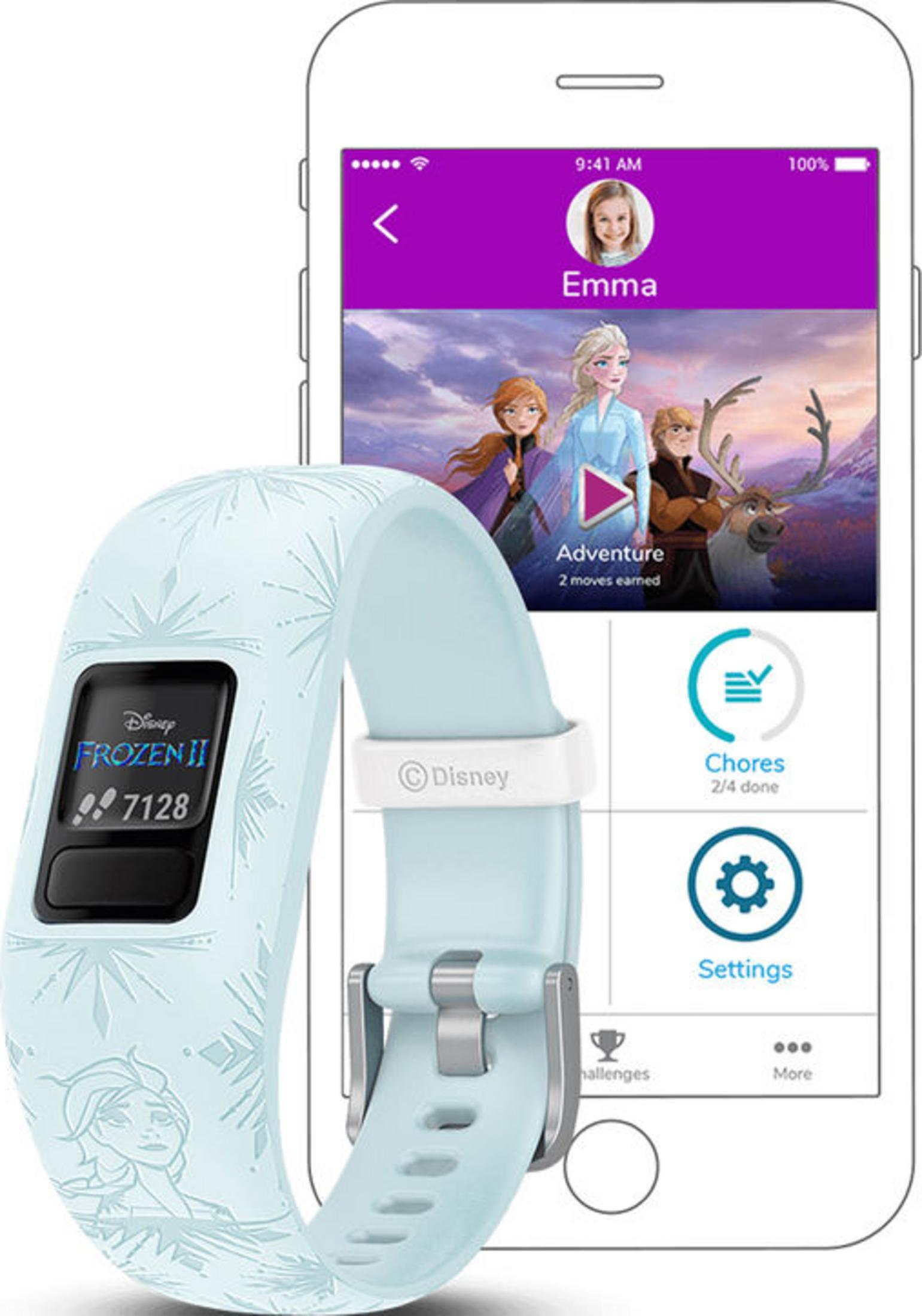 Una pulsera de actividad Disney Frozen II azul claro junto a un smartphone con la app.