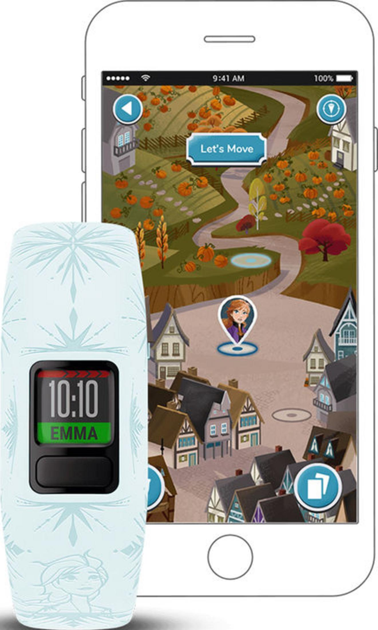 Un smartphone muestra un mapa de juego con campos de calabazas y casas. Un rastreador de fitness delante.