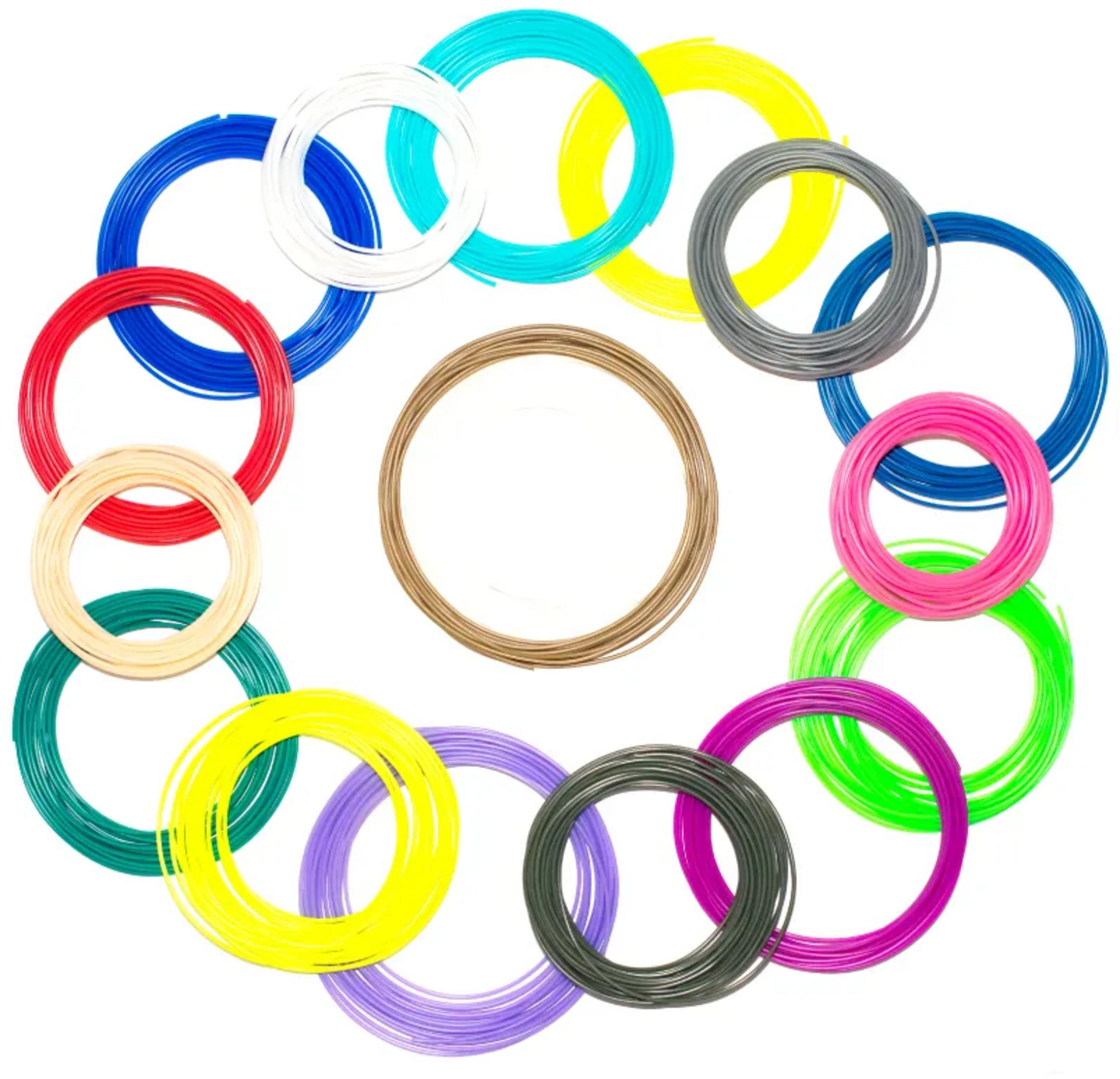 Molti rocchetti colorati di filamento per stampa 3D su sfondo bianco.