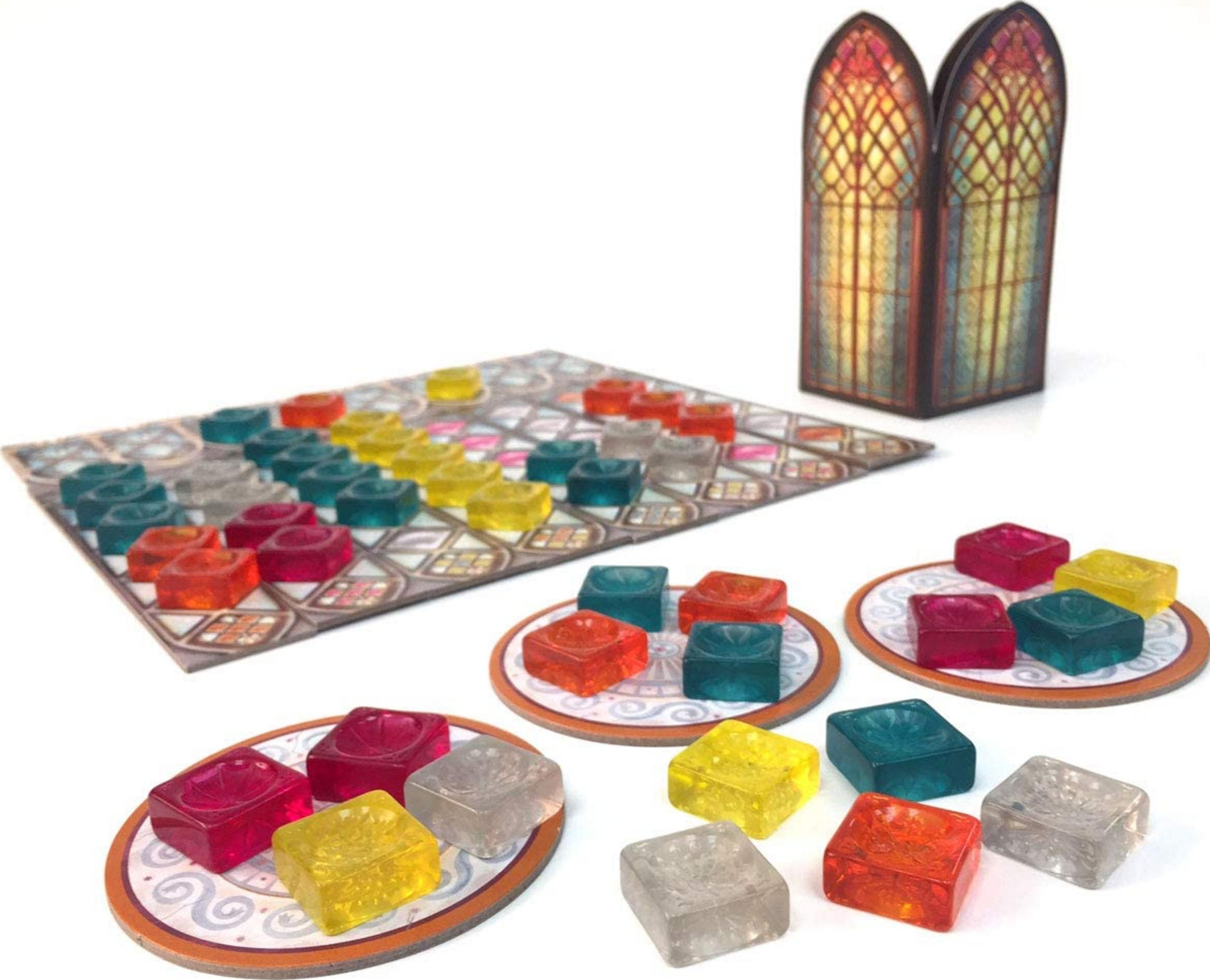Buntes Brettspiel mit Glassteinen und Kirchenfenster-Deko.