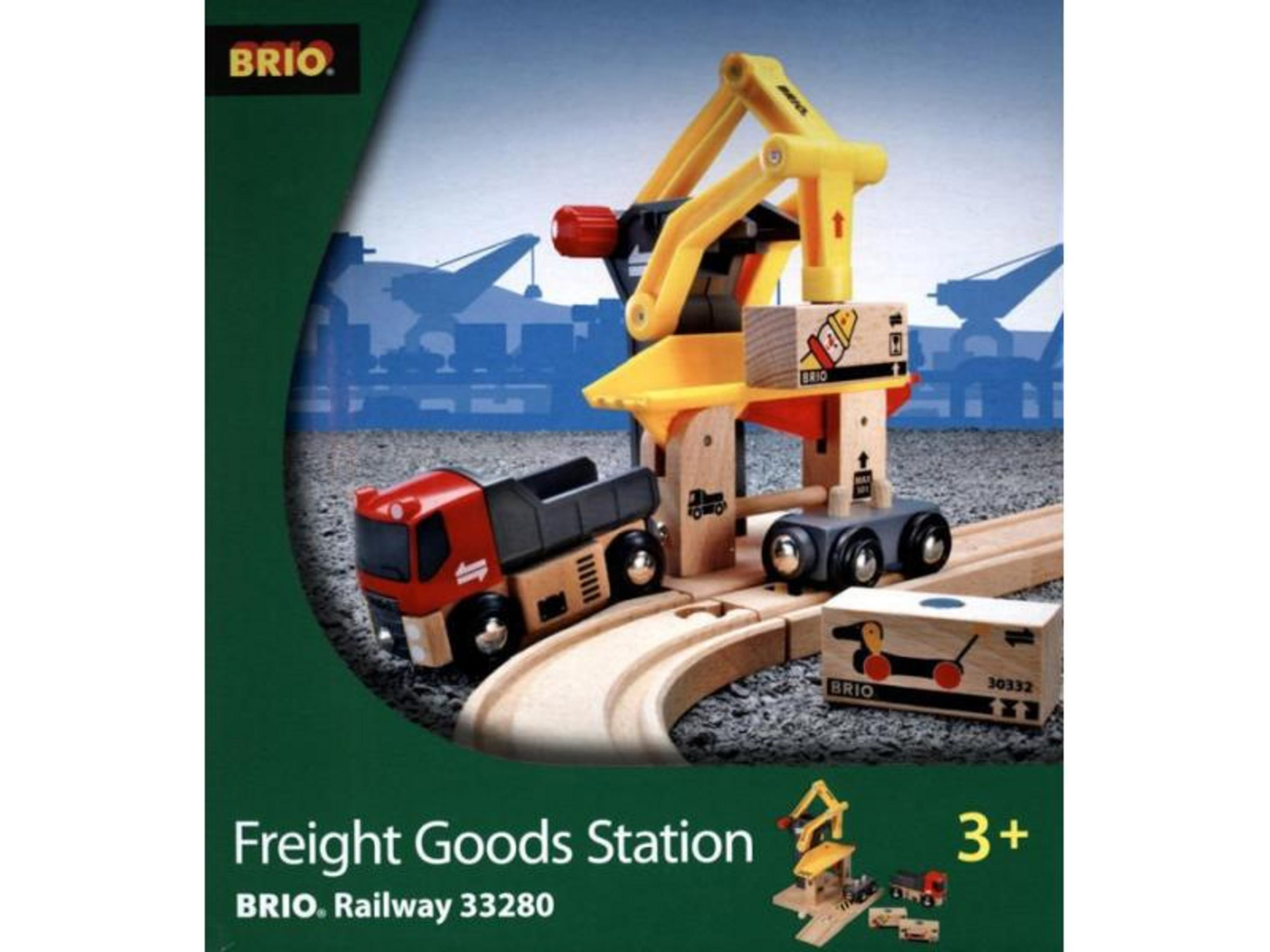 BRIO Güterbahnhof Spielzeug mit Kran, LKW und Schienen.