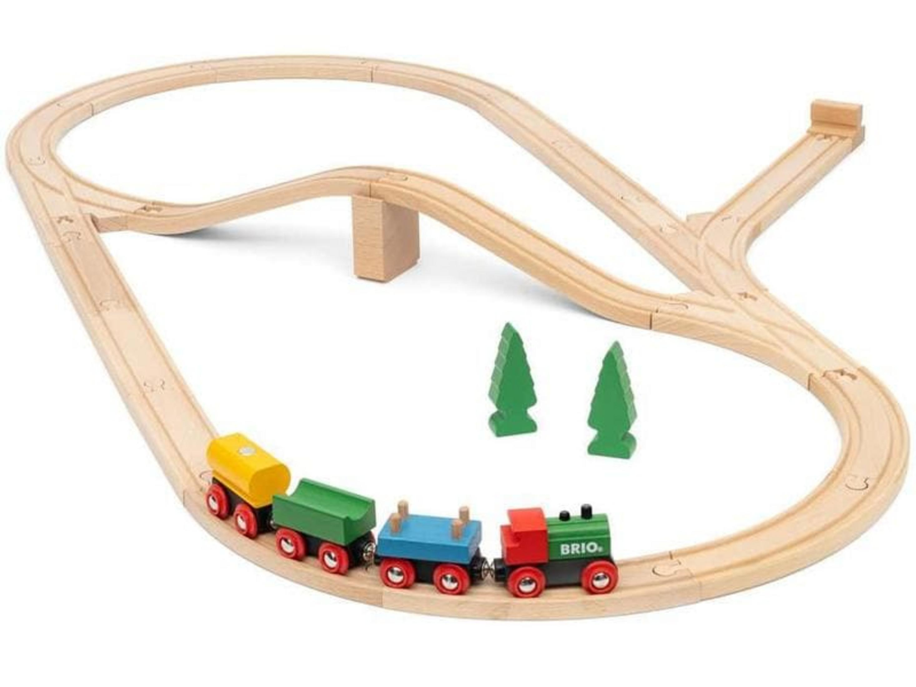 Holzeisenbahn mit drei Waggons und zwei Bäumen auf einer Strecke.