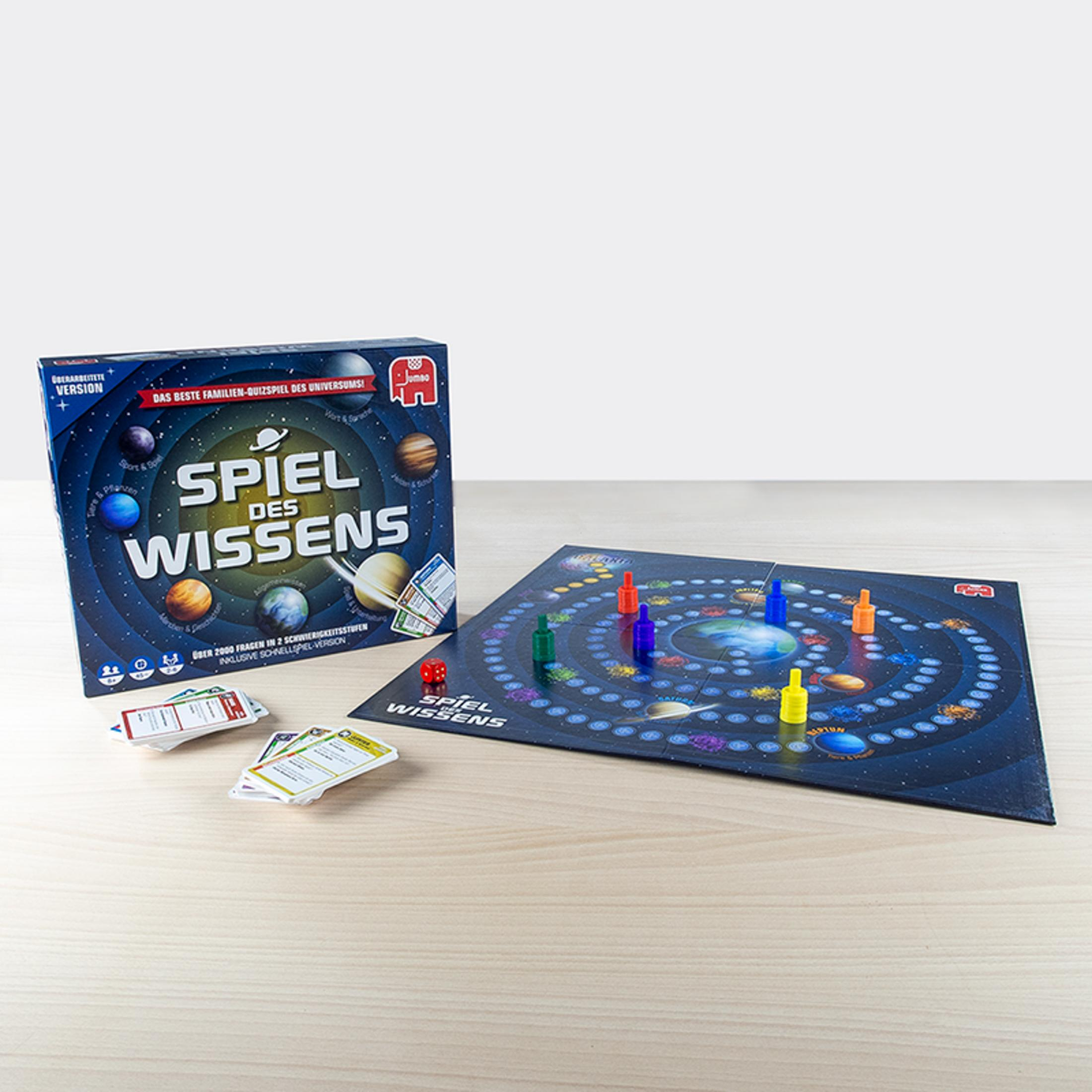 Spiel 'Spiel des Wissens' mit Brett, Box, Karten und Spielfiguren auf einem Holztisch.
