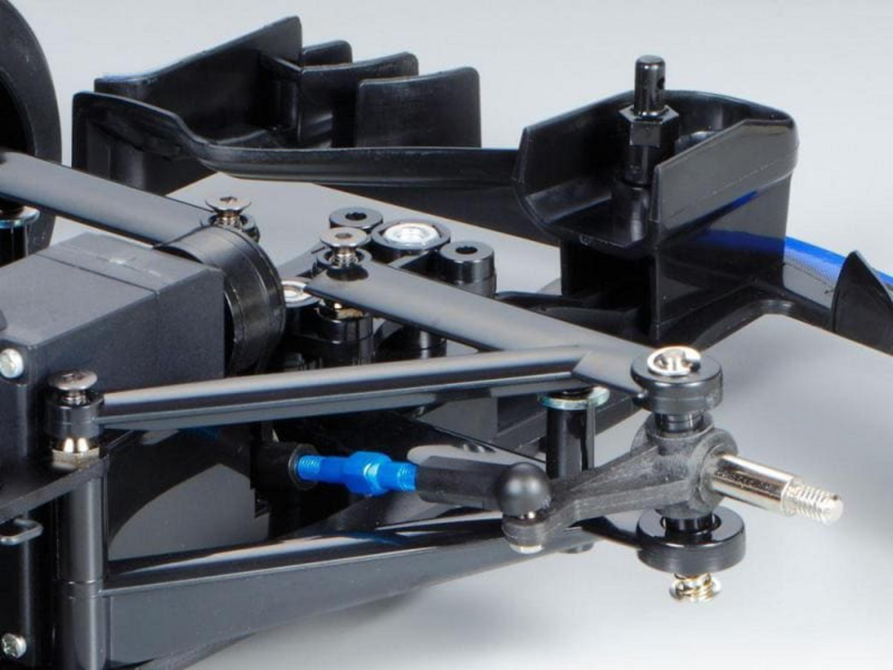 Gros plan du châssis d'une voiture RC avec des composants noirs et bleus.