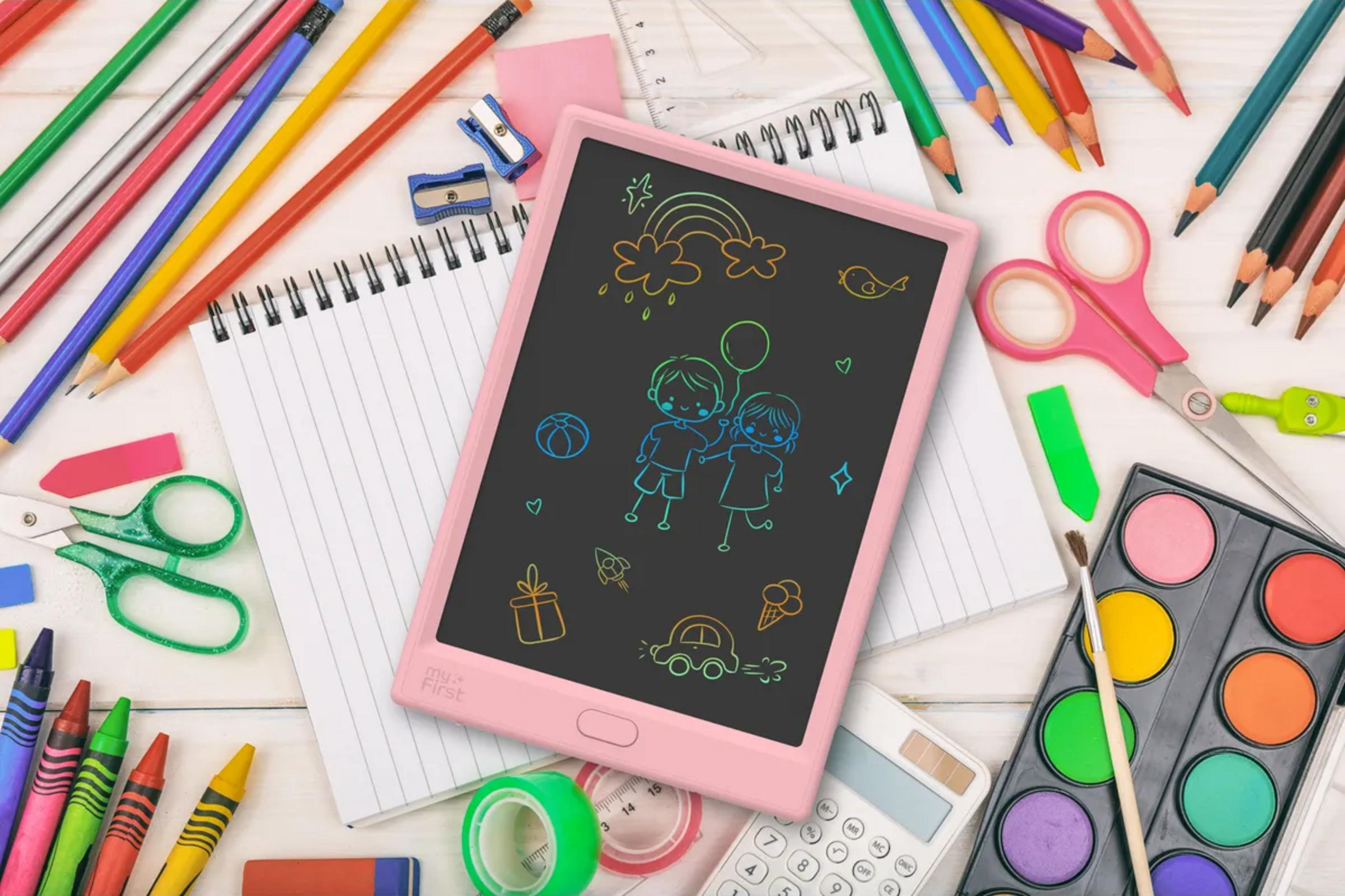 Cancelleria colorata, tavoletta da disegno rosa con disegni per bambini, forbici, colori.