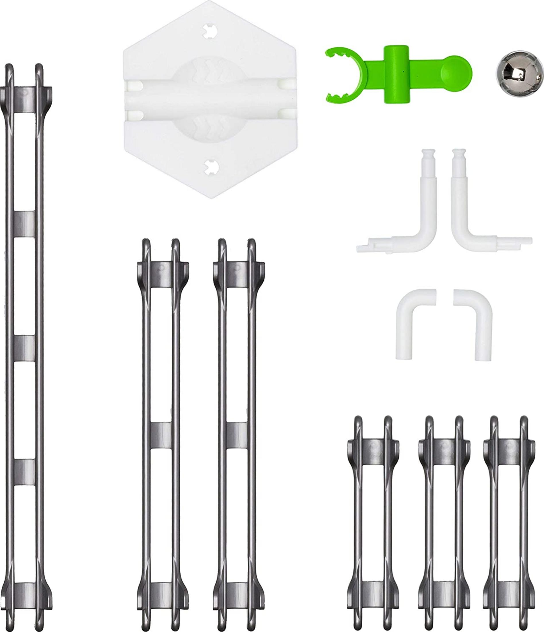 Verschiedene weiße und metallische Bauteile, darunter Stangen, Verbindungsstücke und eine Kugel.