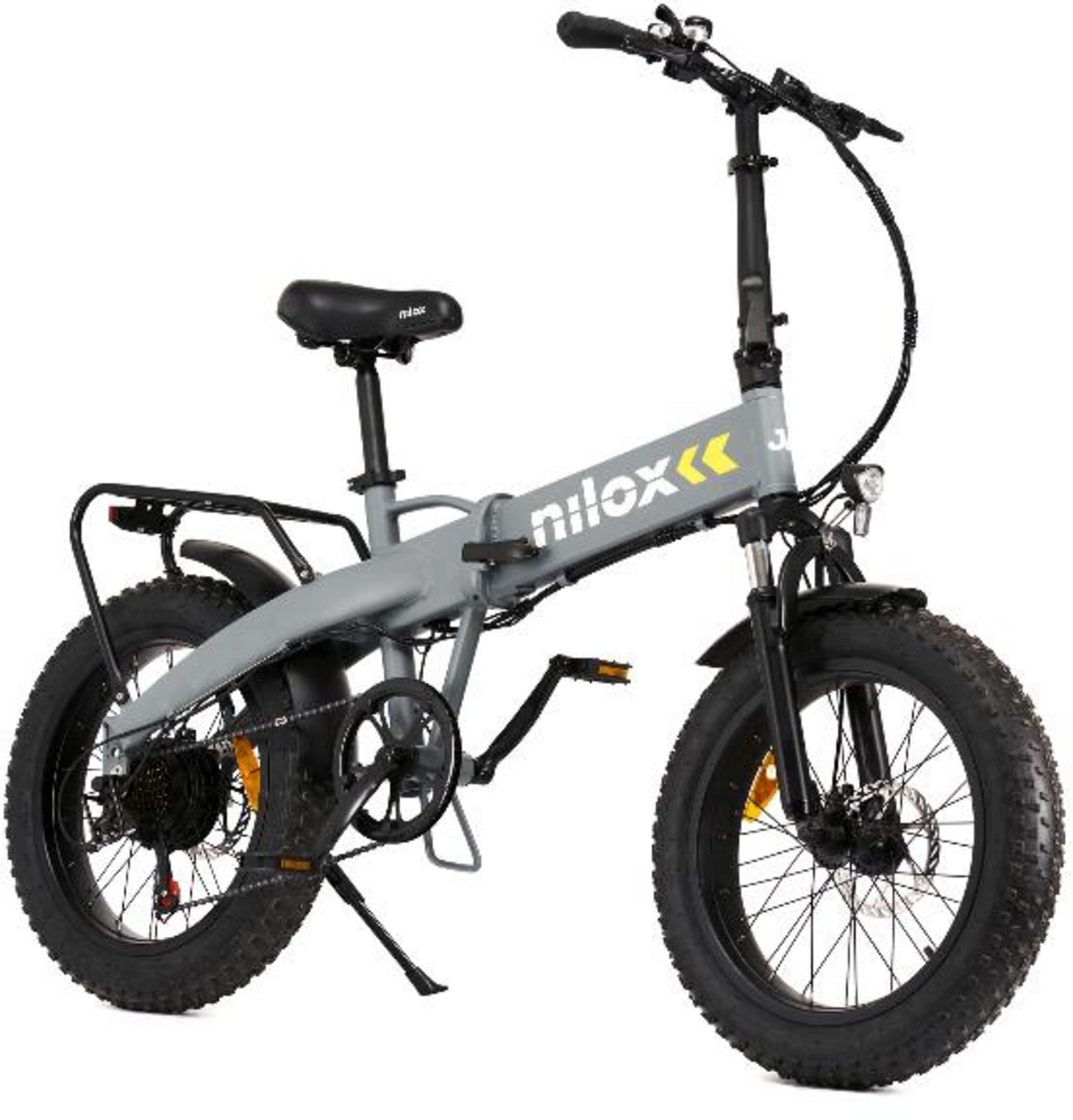 Szary rower elektryczny składany z szerokimi oponami i bagażnikiem.