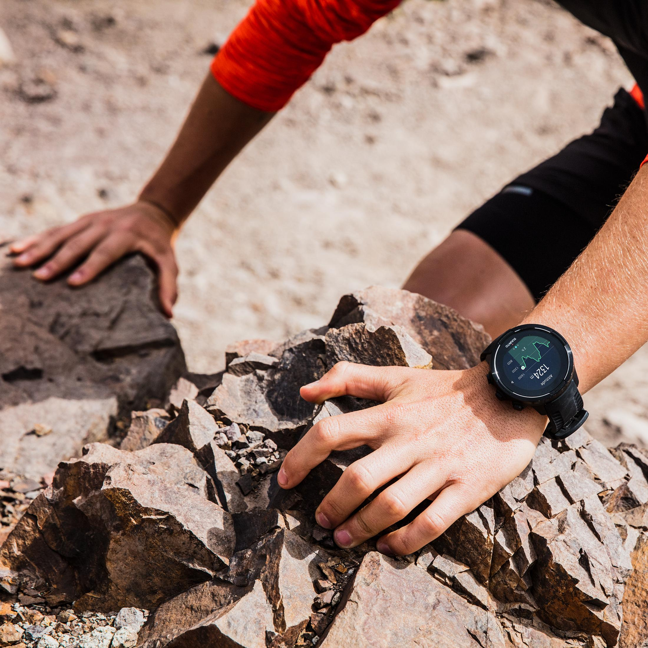 Person klettert auf Felsen, trägt eine Uhr mit Höhenanzeige.