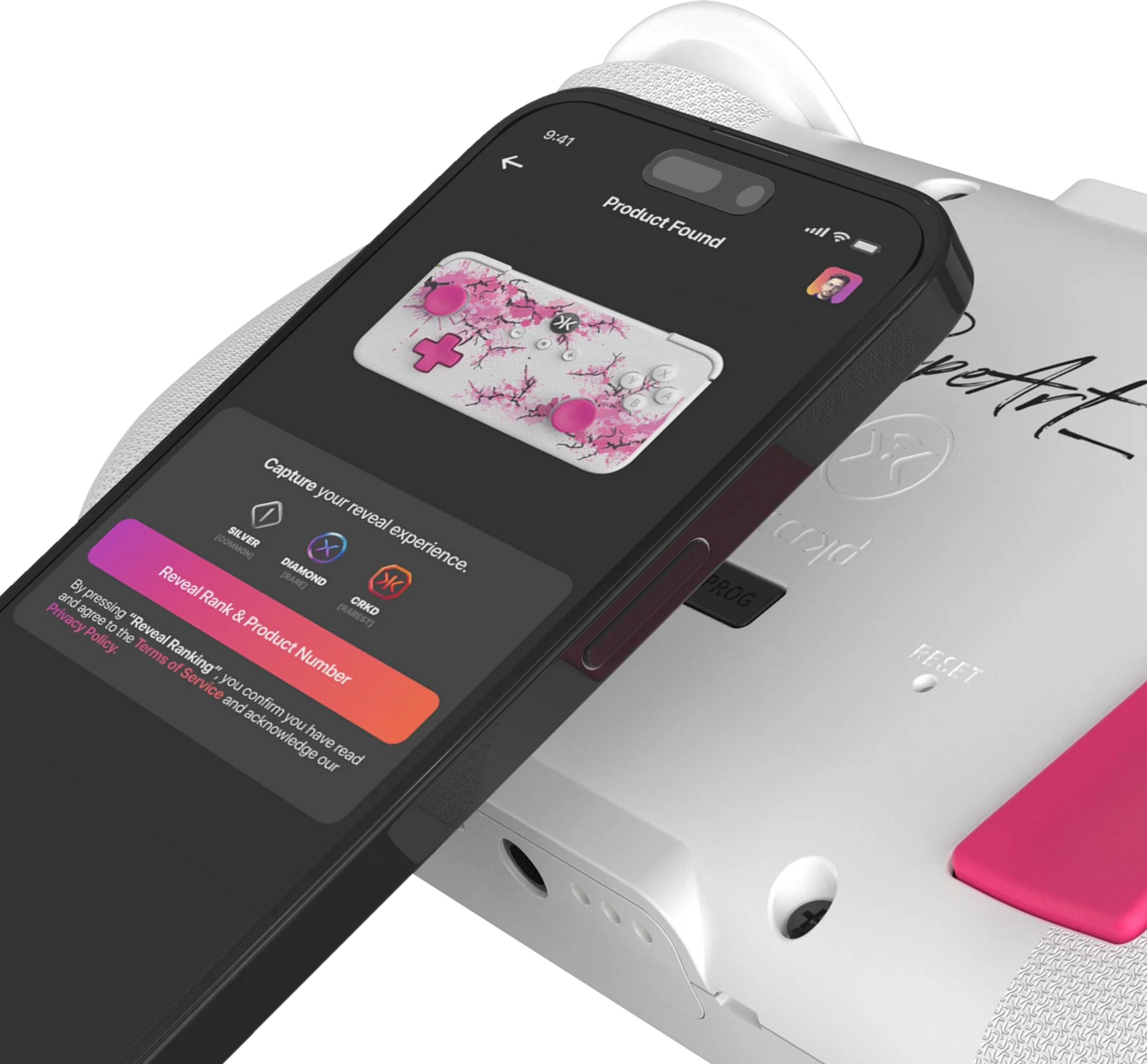 Uno smartphone mostra un'app con design di fiori di ciliegio e opzioni di ranking.