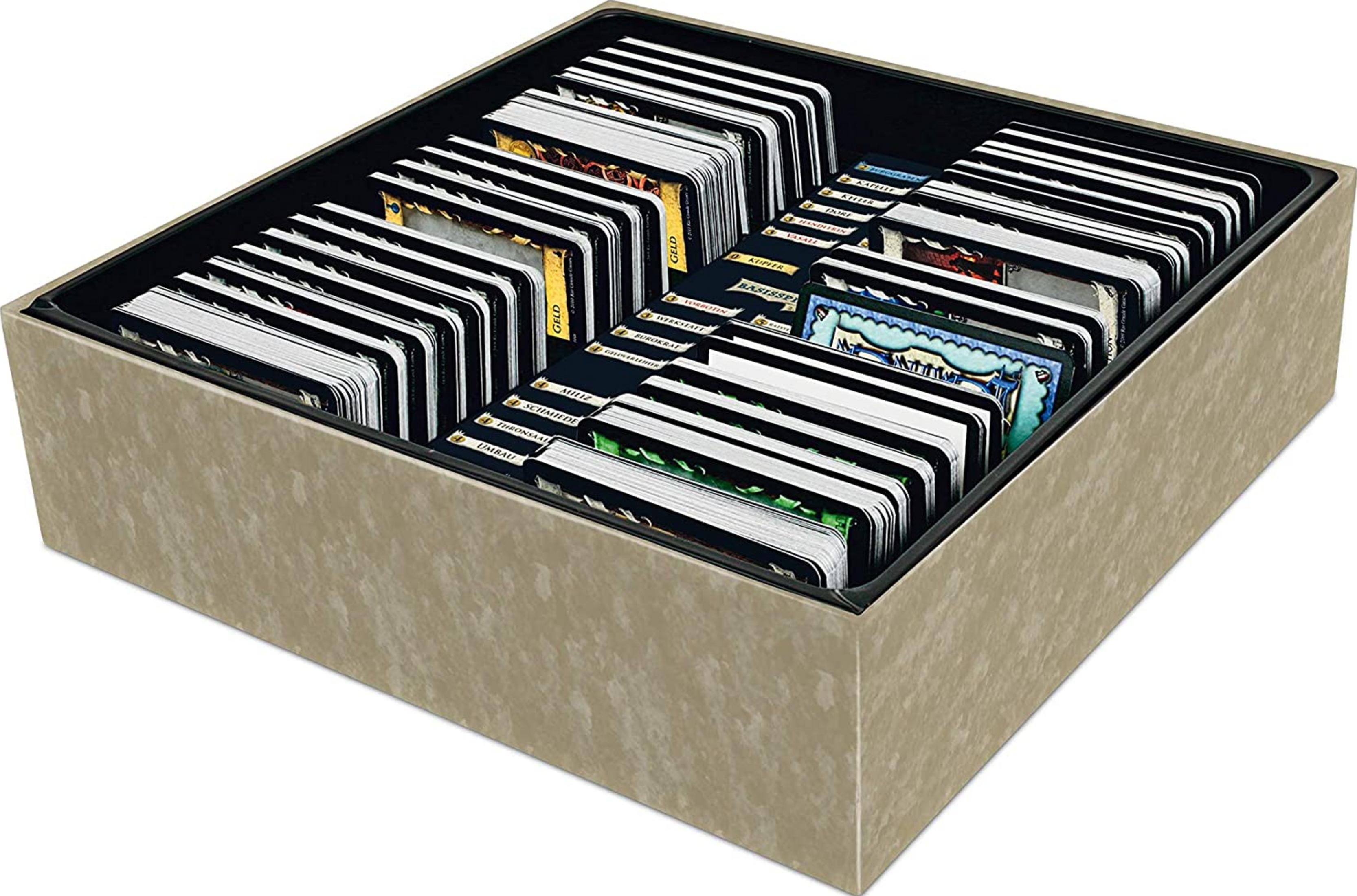 Eine Beige-Box mit vielen Spielkarten in Fächern.