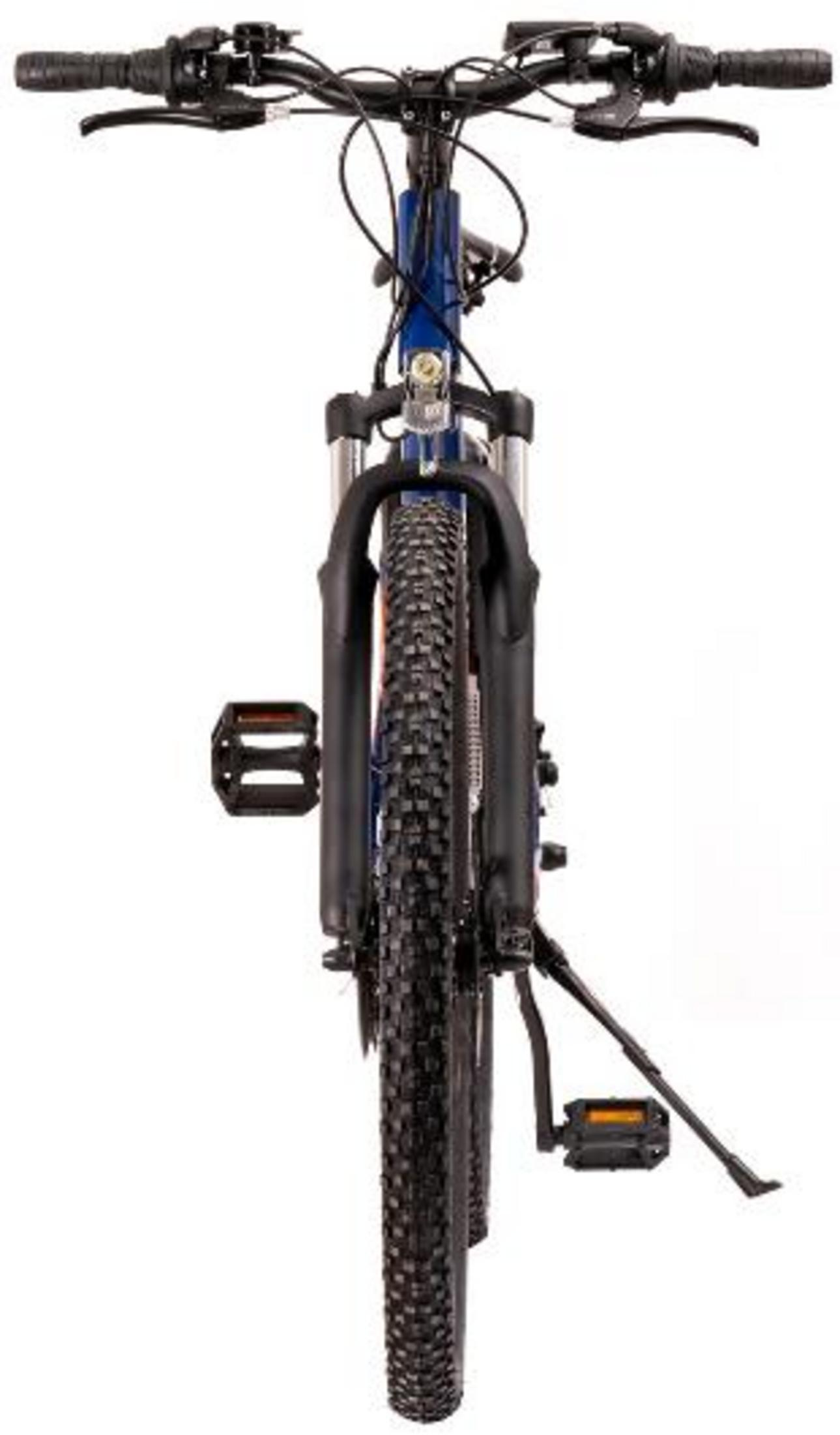 Widok z przodu niebieskiego roweru z czarnymi oponami i pedałami.