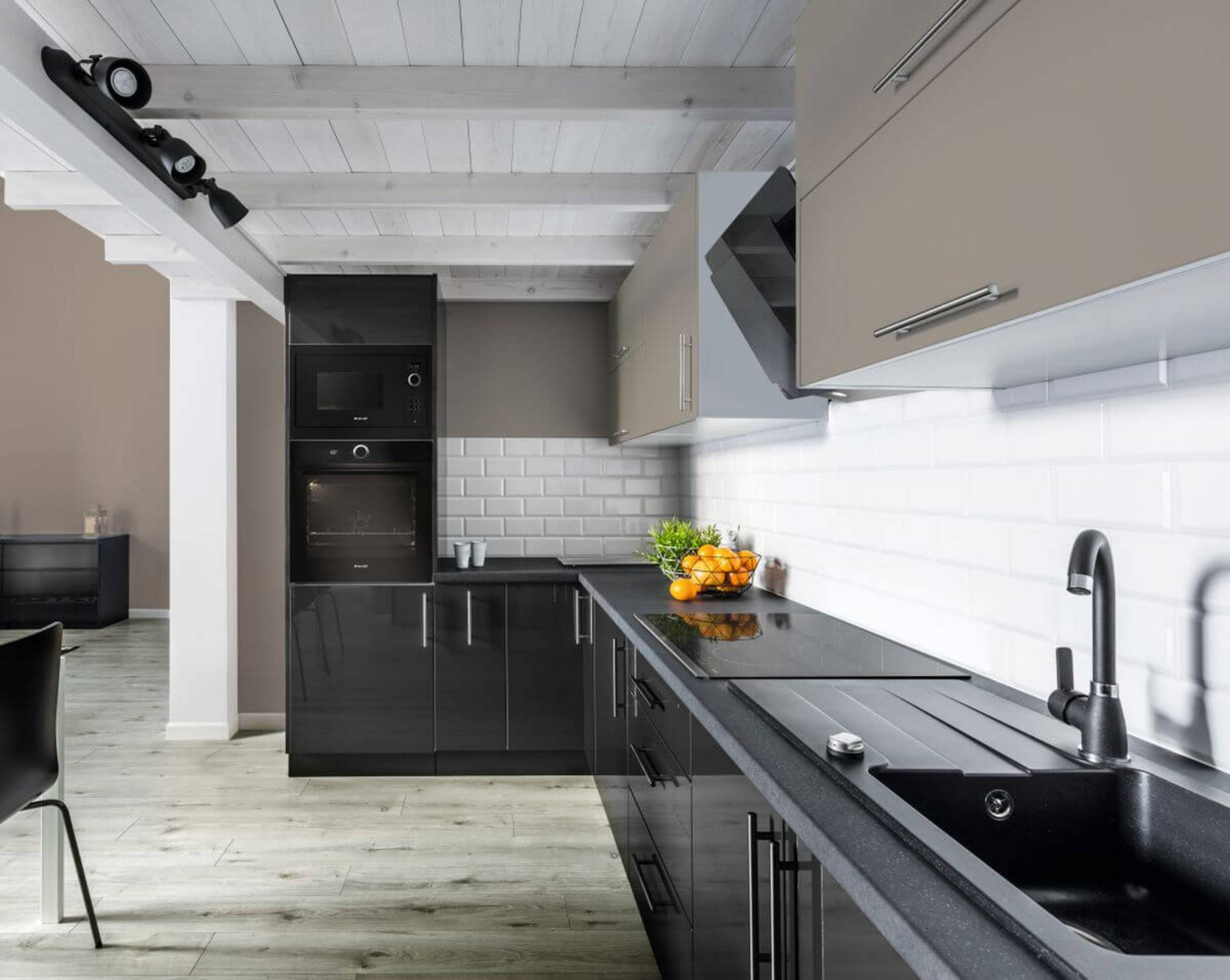 Nowoczesna kuchnia z czarnymi, lakierowanymi szafkami, białymi cegiełkami i drewnianym sufitem.
