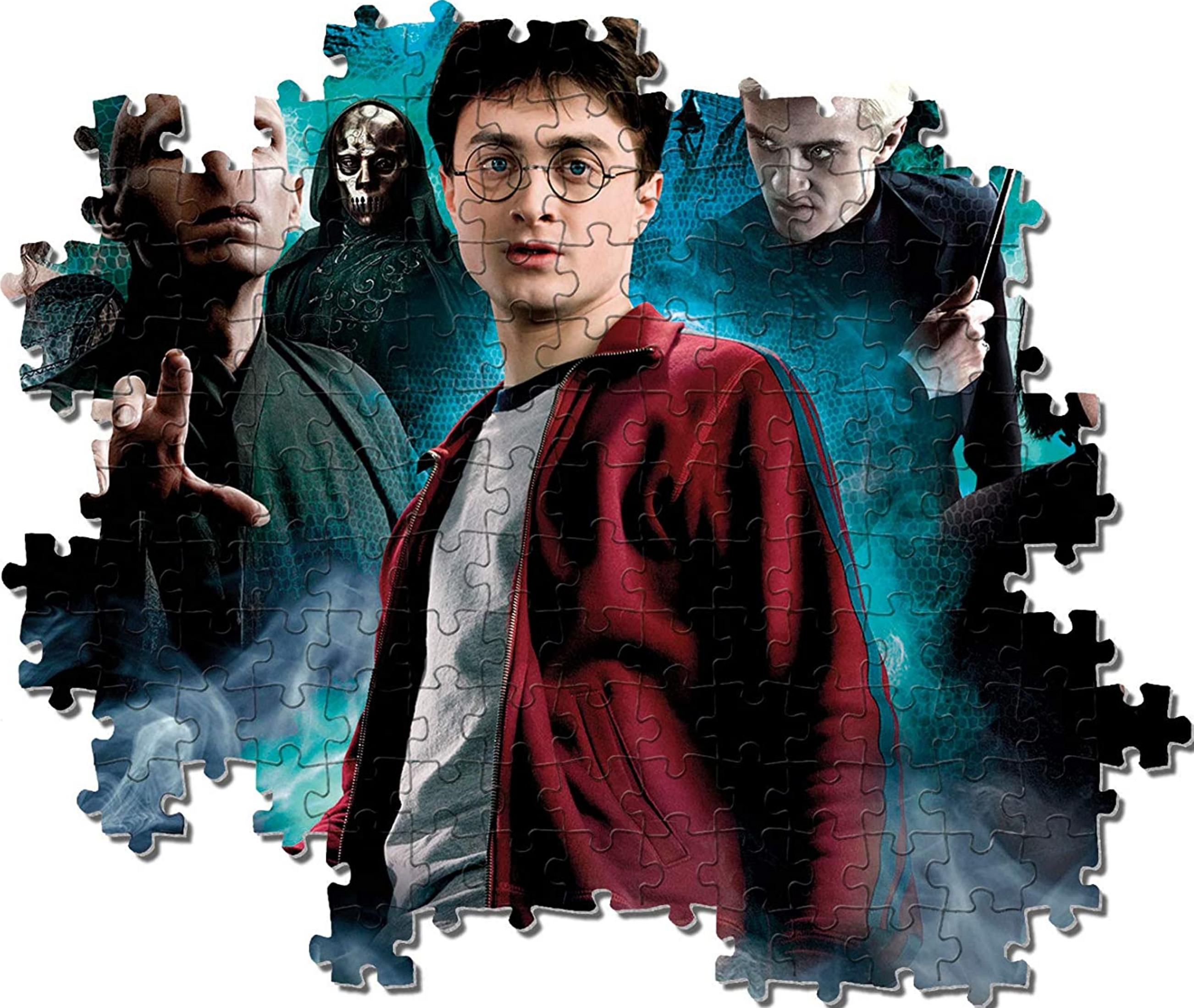 Harry Potter z przyjaciółmi i wrogami, z mrocznymi postaciami w tle.