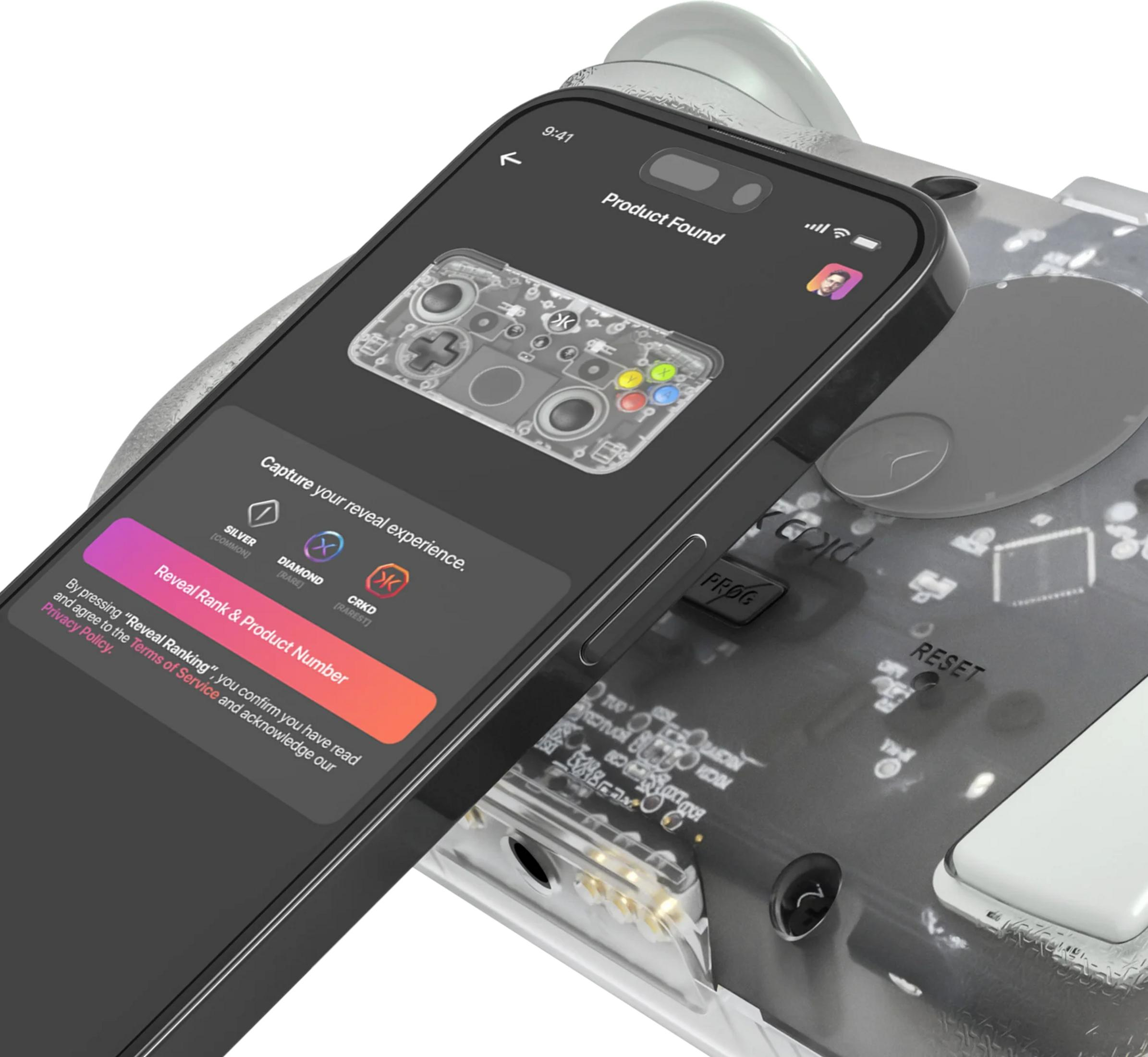 Uno smartphone mostra un'app con interfaccia controller e opzioni di rango.