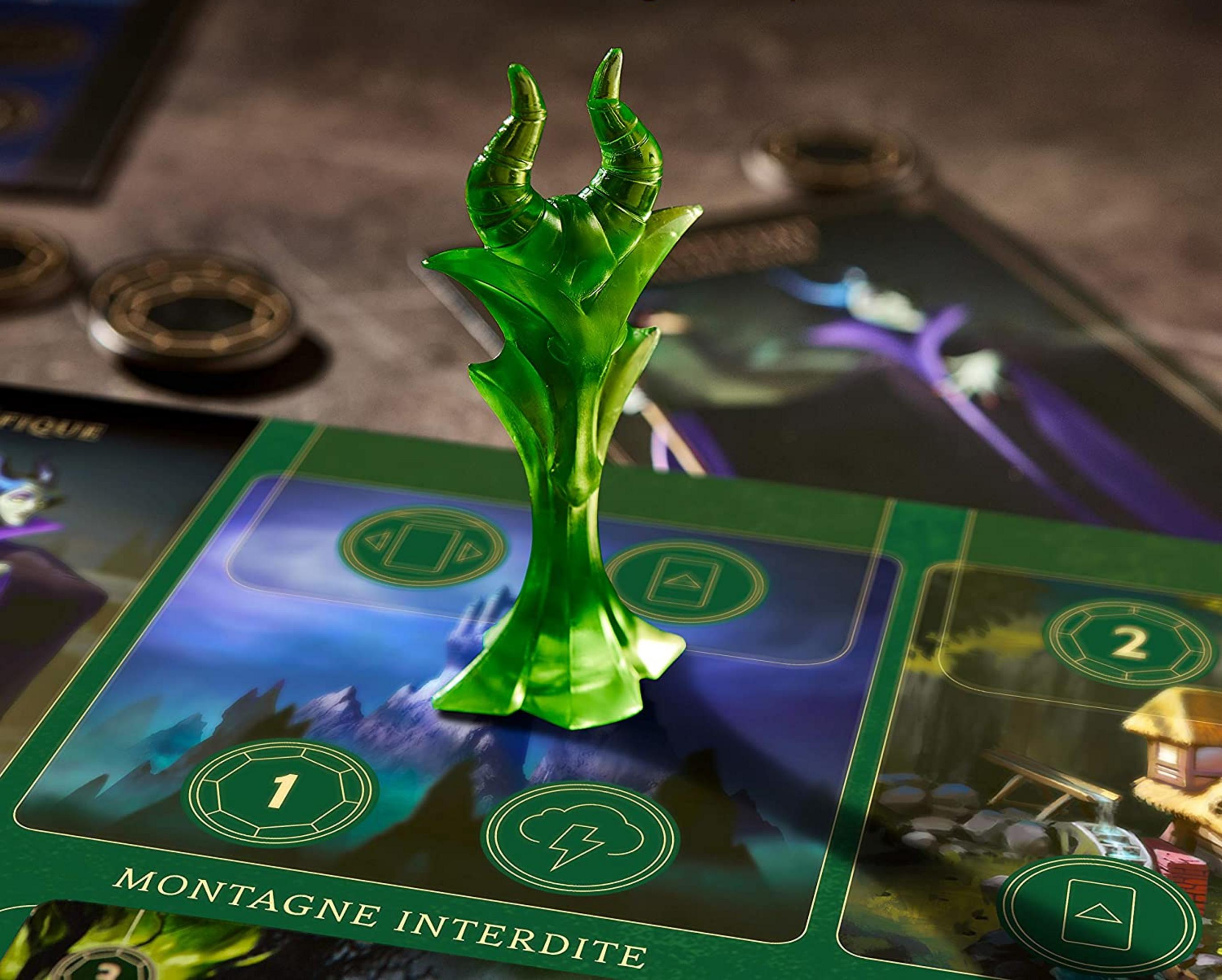 Zielony stojak z rogami na planszy do gry z wizerunkami Maleficent.