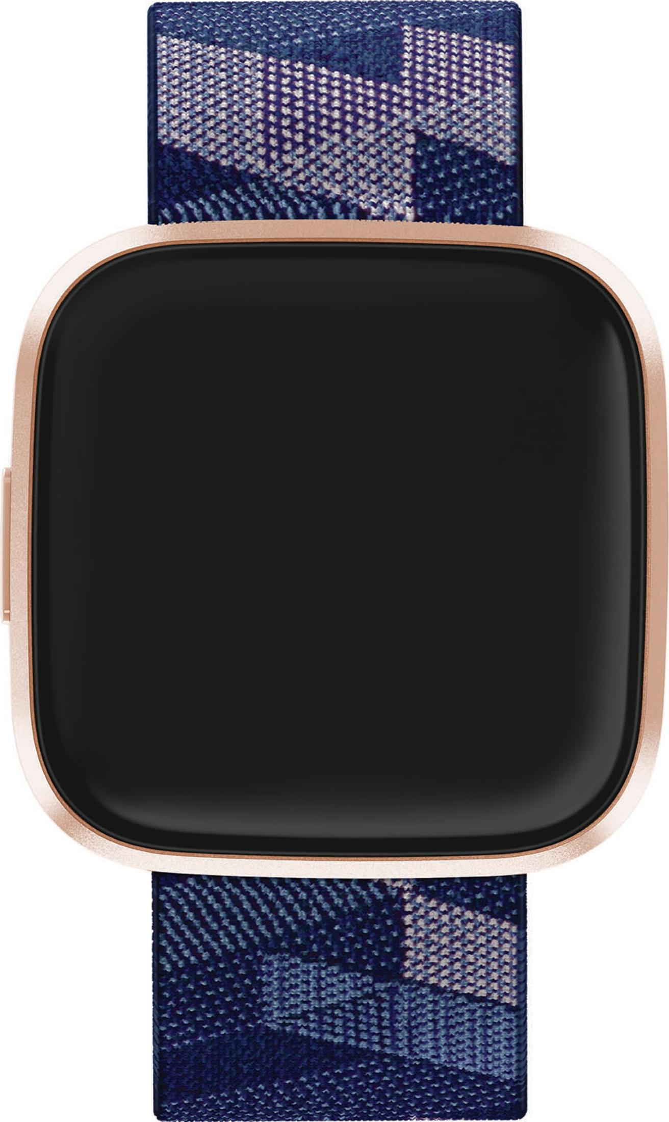 Une montre connectée or rose avec écran noir et bracelet en tissu bleu à carreaux.