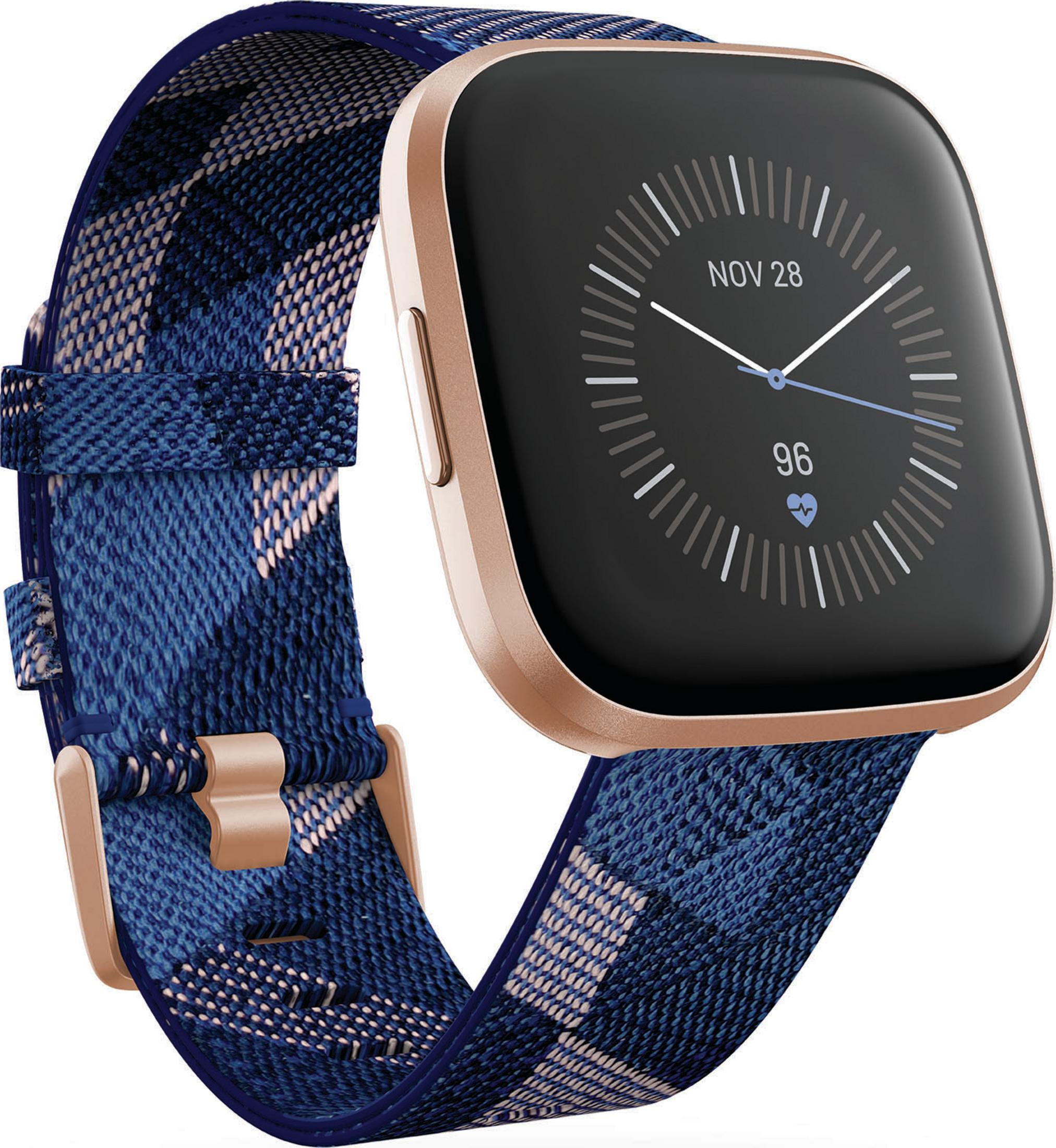 Une montre connectée dorée avec bracelet en tissu bleu à carreaux.