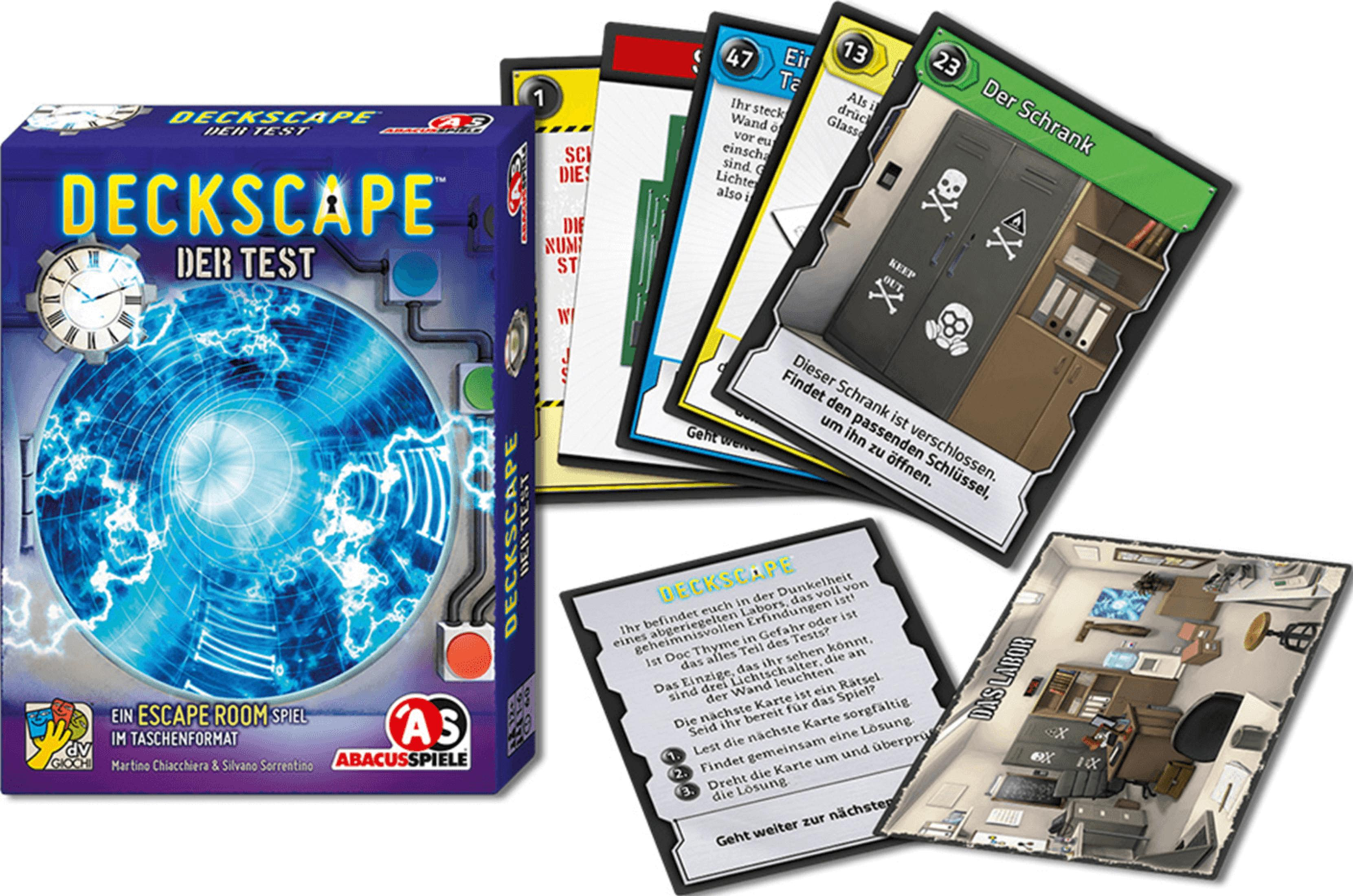 Deckscape: Der Test Spielbox mit Karten und Spielbrett. Schrankkarte mit Totenkopf.
