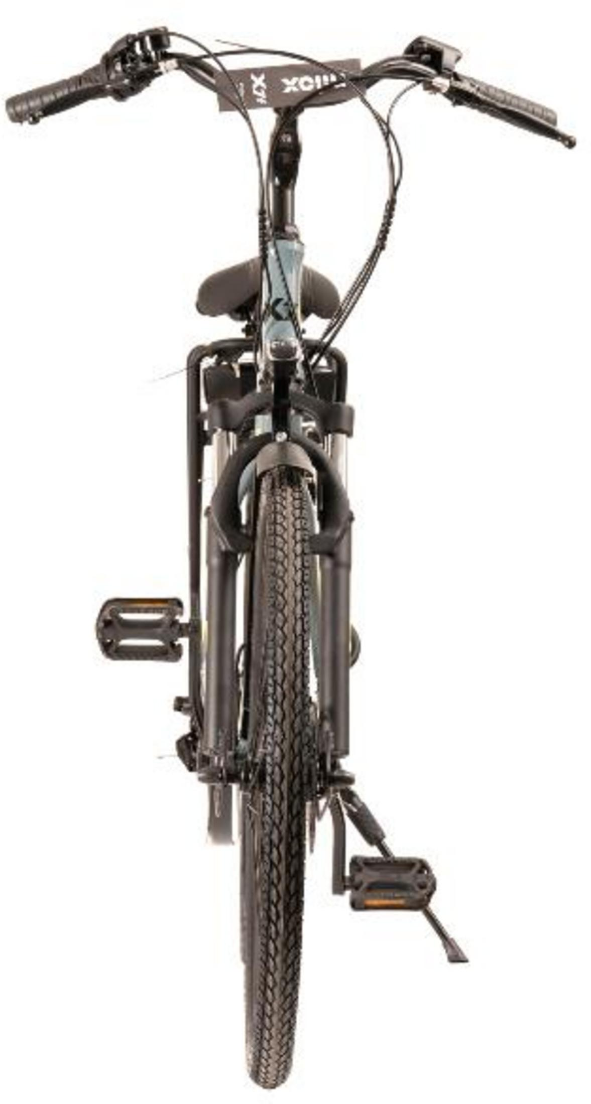 Vista frontale di una bicicletta grigio chiaro con manubrio, sella e pneumatici neri.