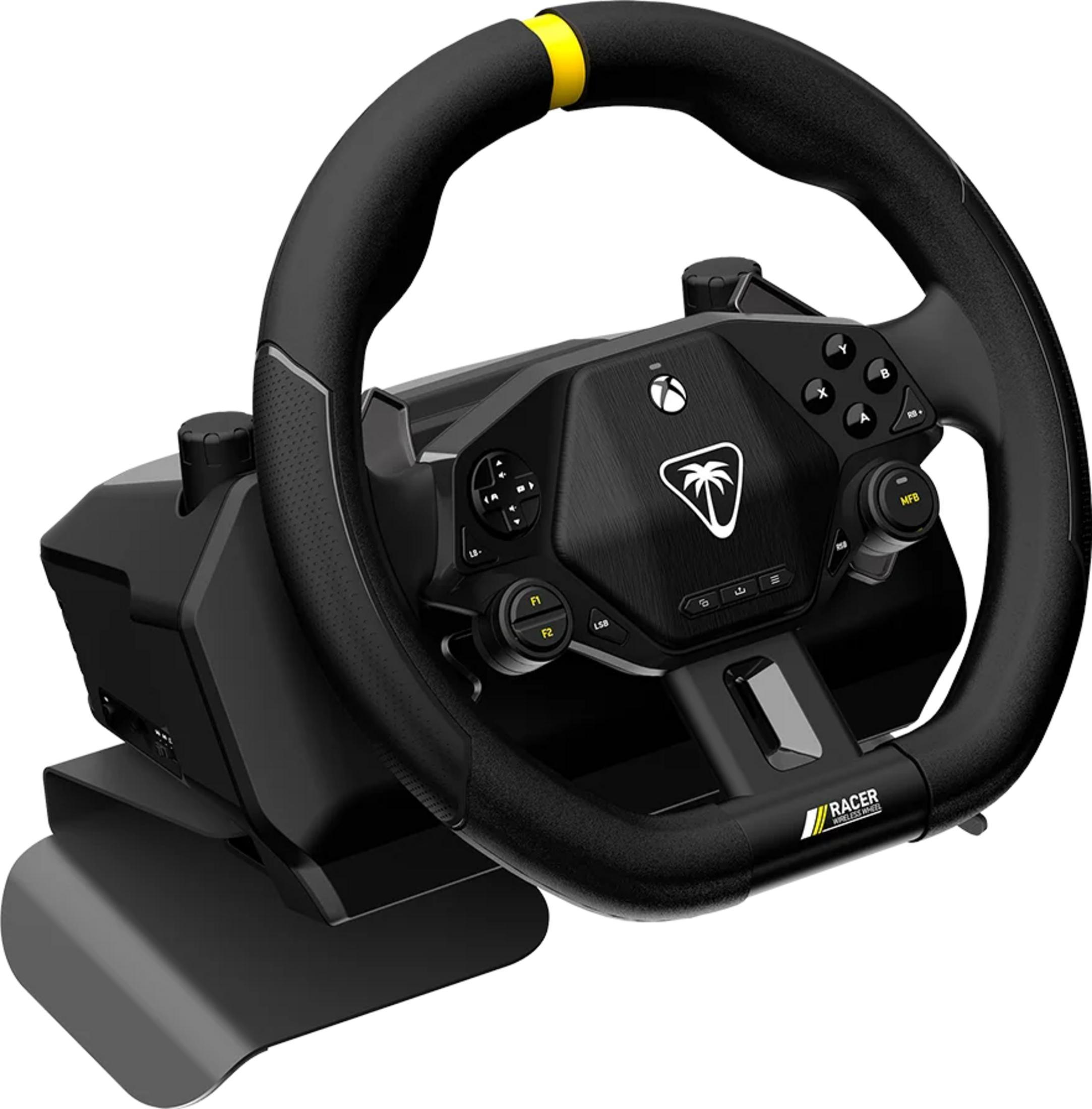 Volante da corsa nero con accento giallo, pulsanti Xbox e base del pedale su sfondo bianco.