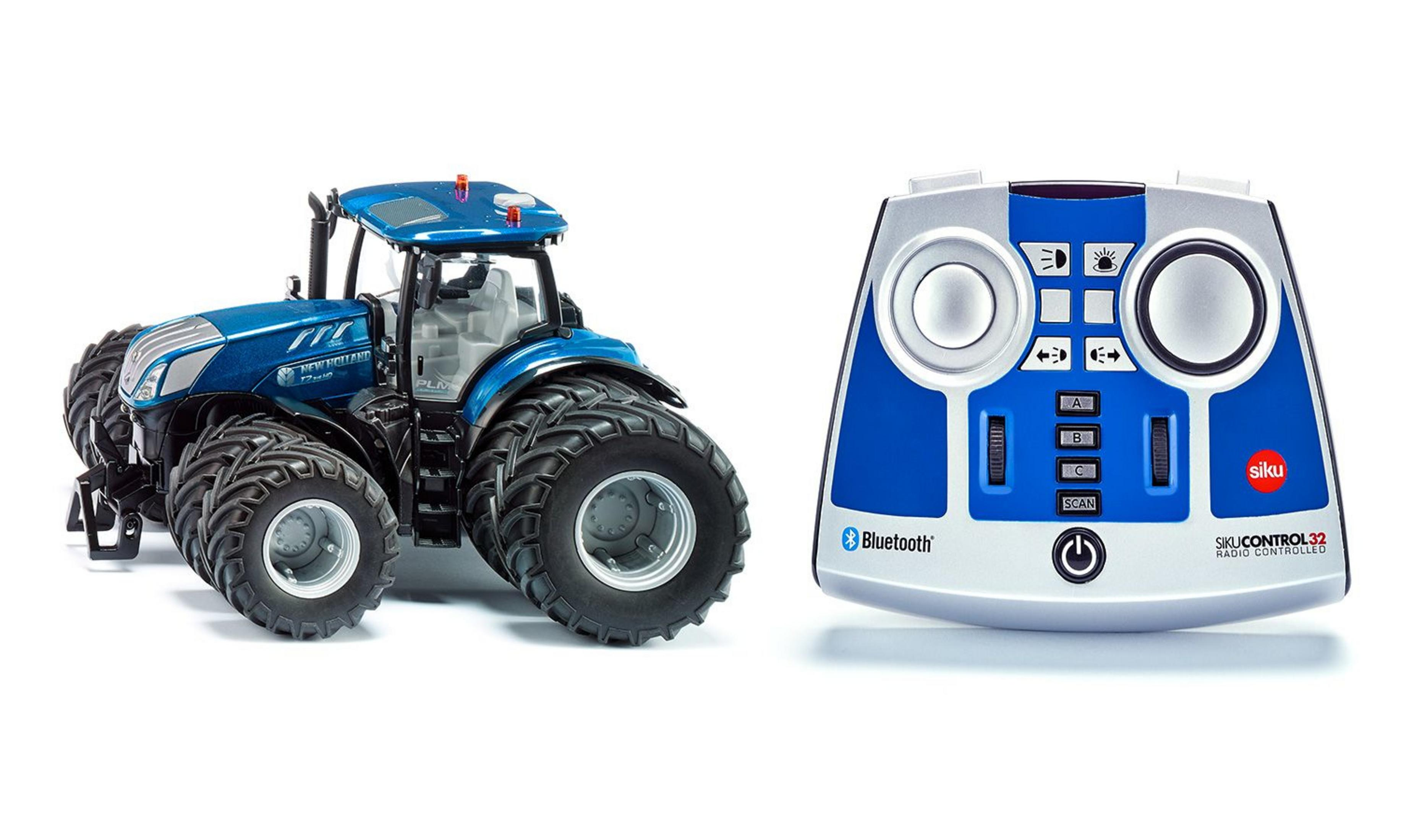 Un tractor de juguete azul y un mando a distancia con botones y joysticks.