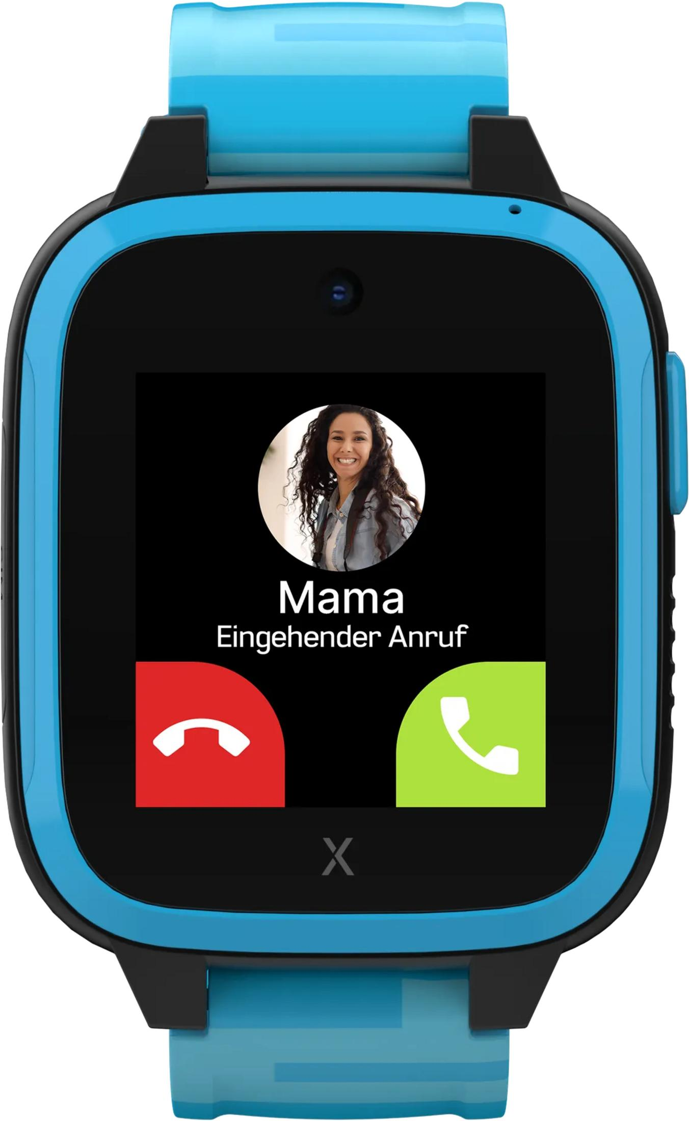 Orologio smart blu mostra chiamata in arrivo da Mamma con icone rosse e verdi.