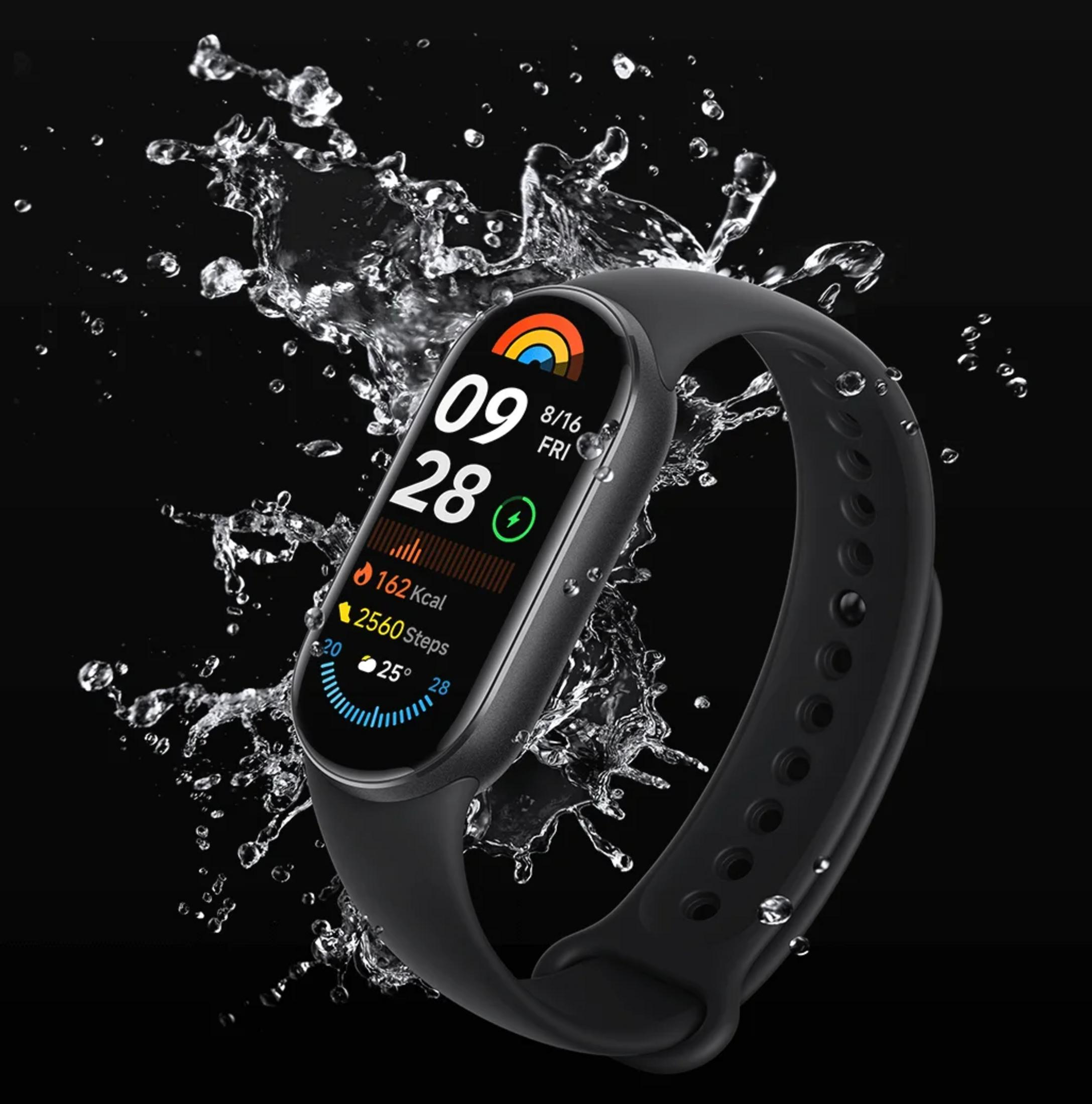 Fitness band nero con schizzi d'acqua sullo schermo. Ora 09:28.