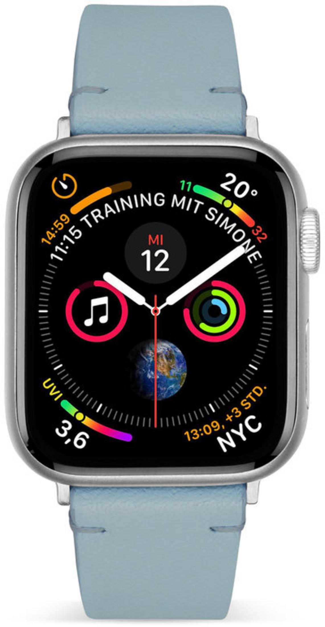 Eine Apple Watch mit blauem Armband zeigt Aktivitätsringe und die Erde.
