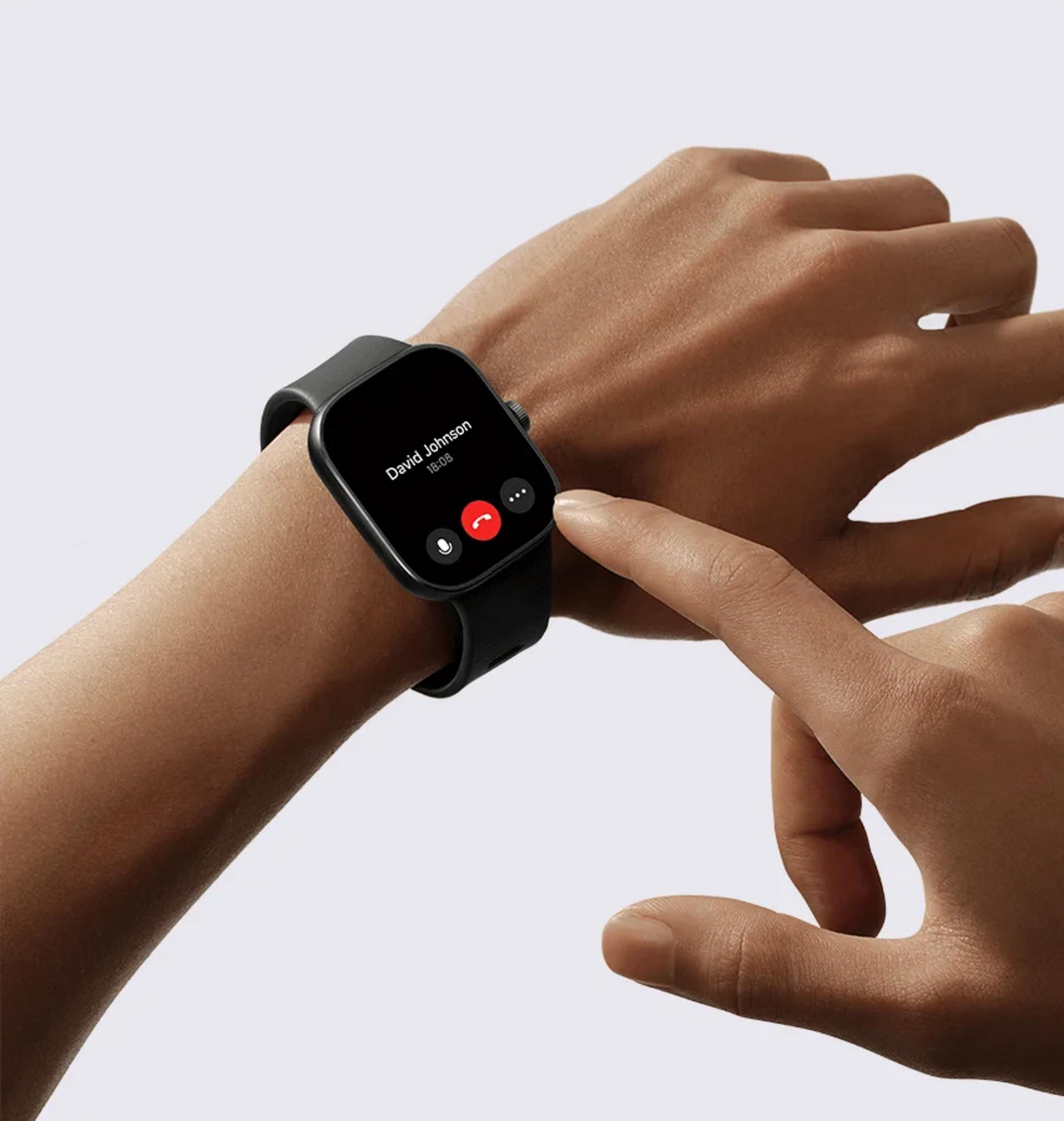 Dłoń nosi czarny smartwatch z ekranem połączenia przychodzącego.