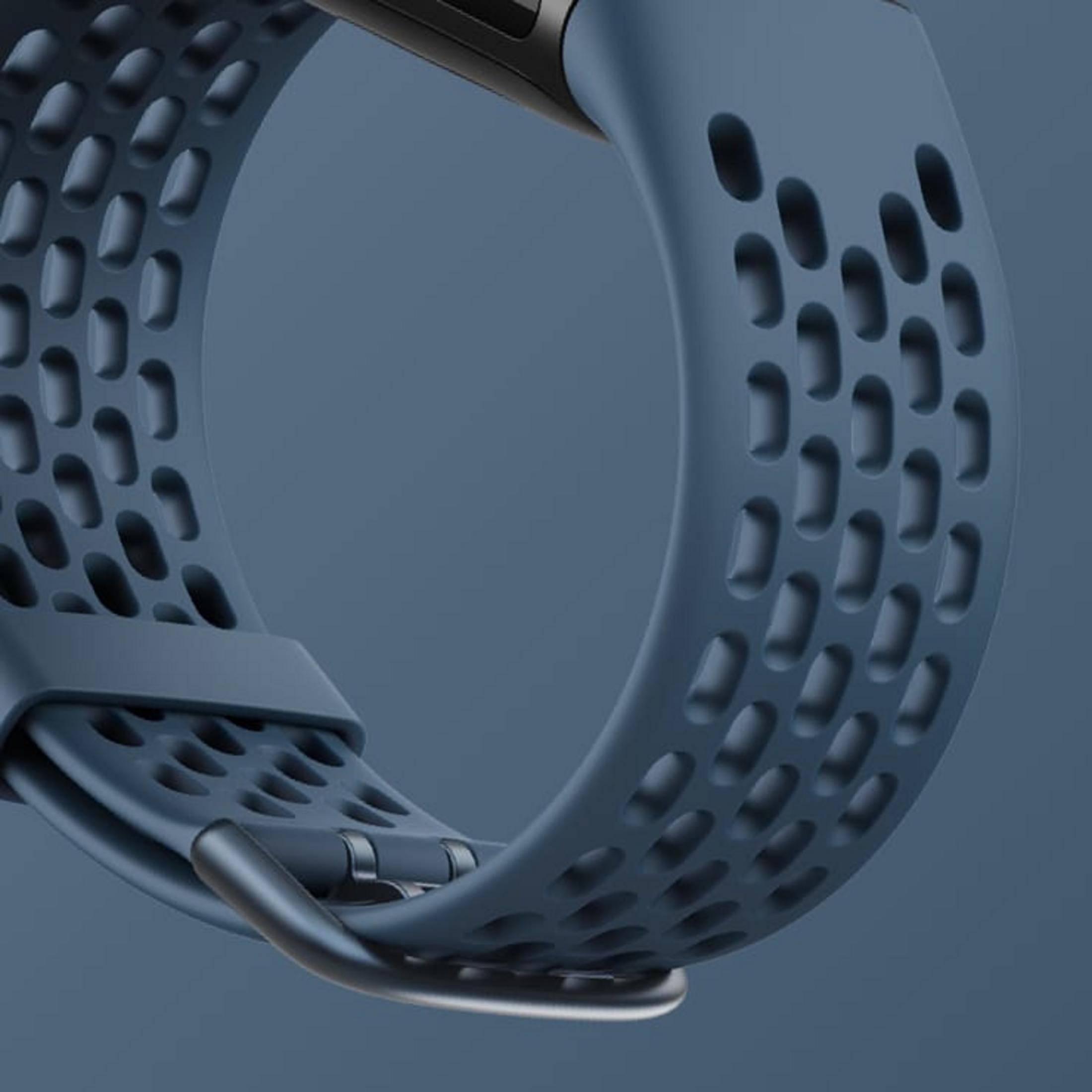 Blaues Uhrenarmband mit Lochmuster und Metallschnalle auf grauem Hintergrund.