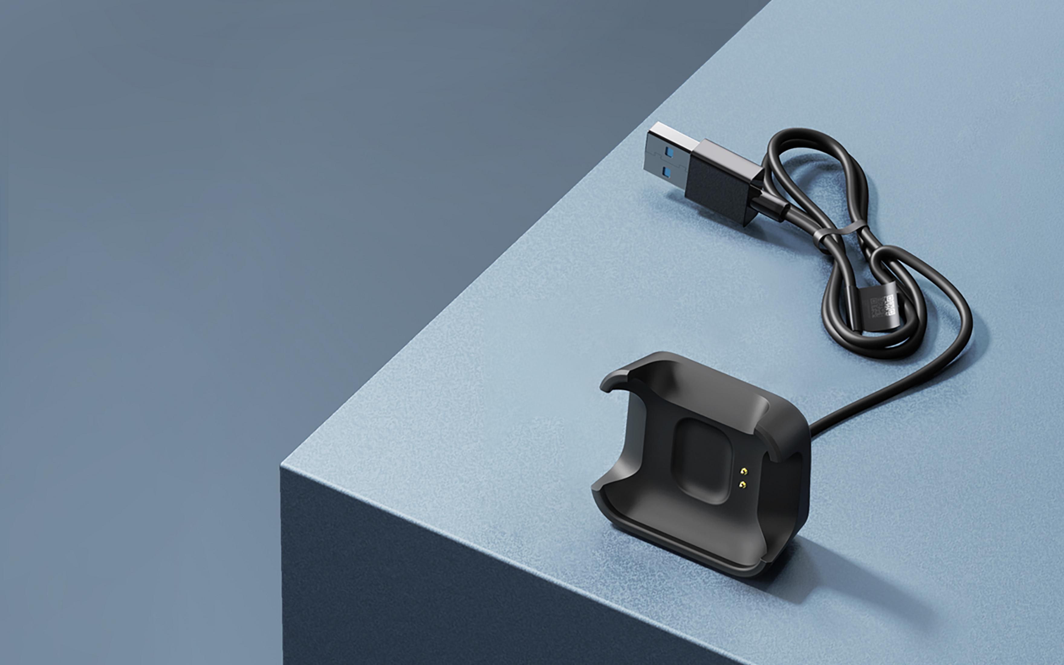 Ein schwarzes Ladekabel mit USB-Anschluss und Ladehalterung auf blauem Hintergrund.