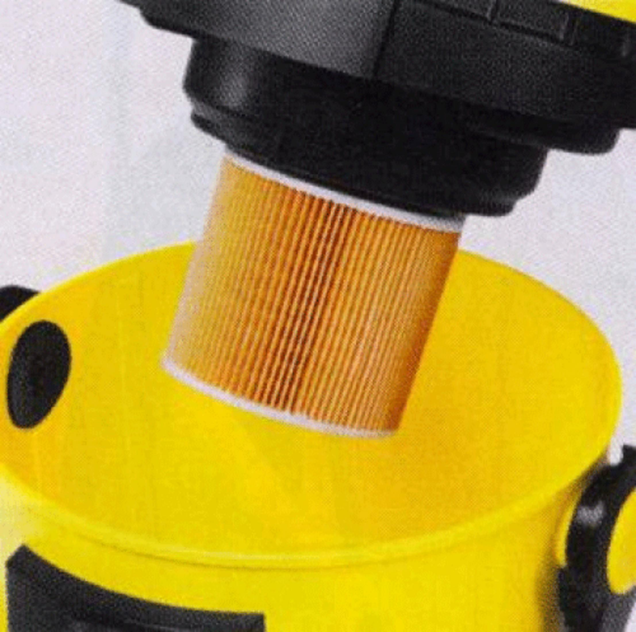 Un contenitore giallo con filtro arancione che sporge in un componente nero.