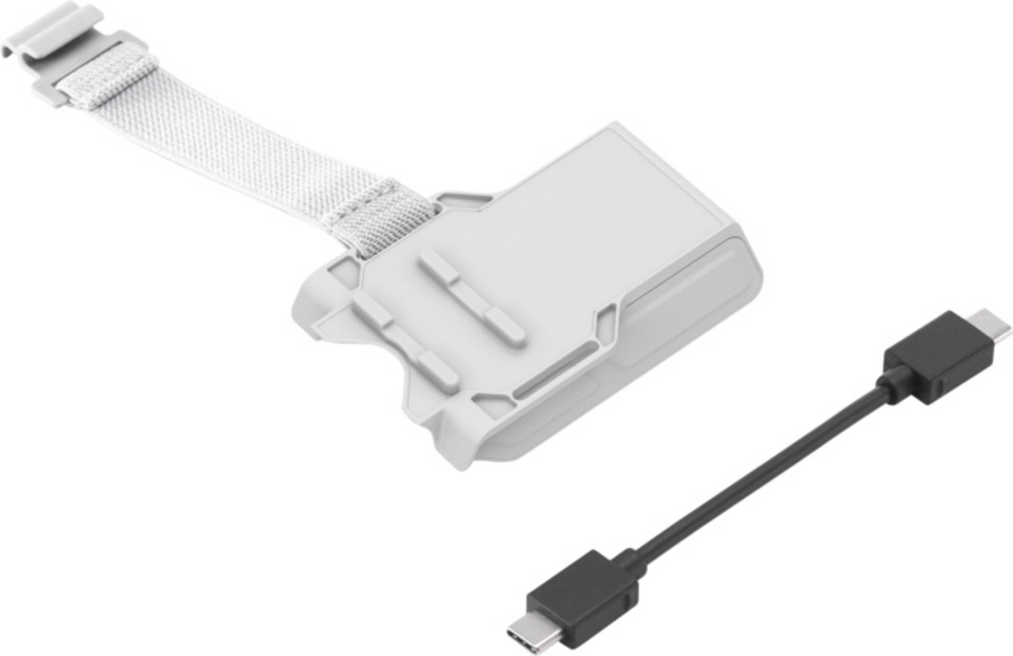 Un supporto in plastica grigia con un cinturino bianco e un cavo USB-C a USB-C nero sono mostrati su sfondo bianco.