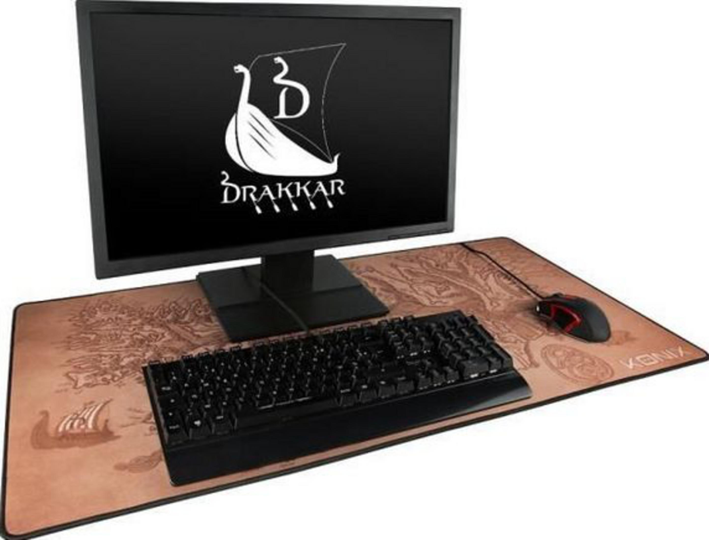 Ein schwarzer Monitor steht über einer Tastatur und Maus auf einer braunen Unterlage.