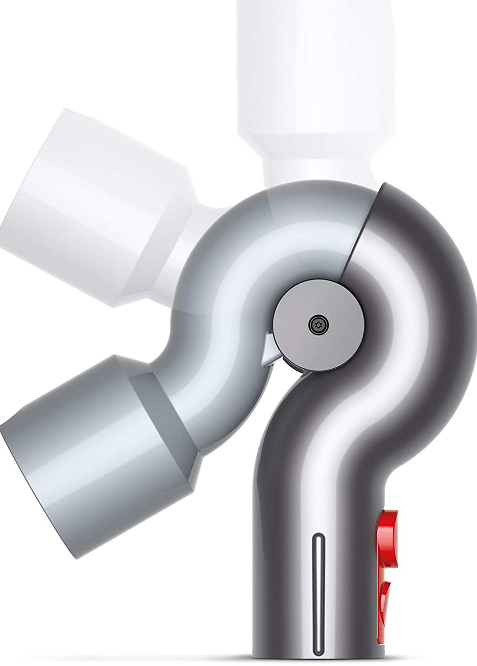 Adaptateur de tube argenté pour aspirateur avec bouton rouge.