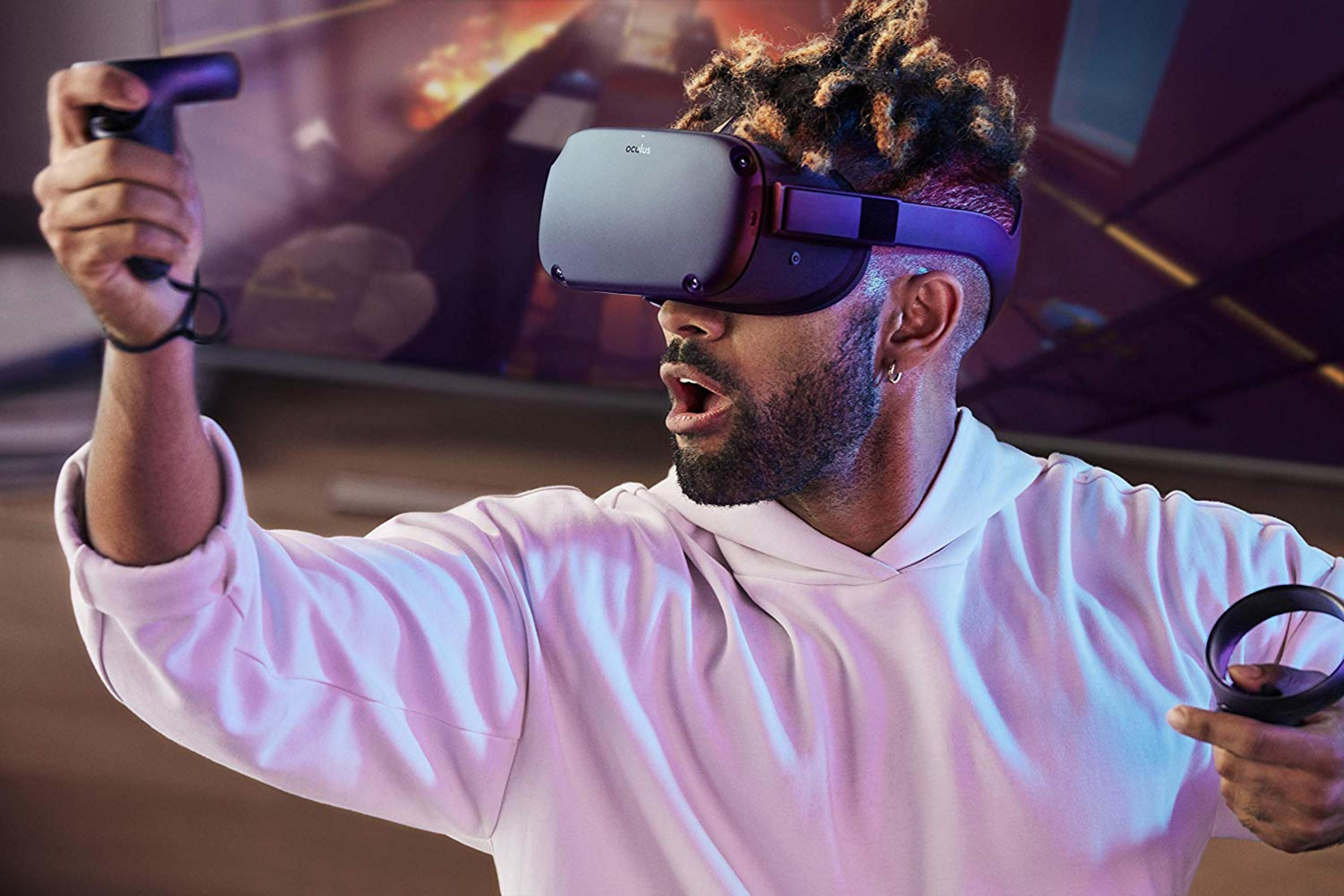 Mann mit VR-Brille und Controller in einem hellen Raum.