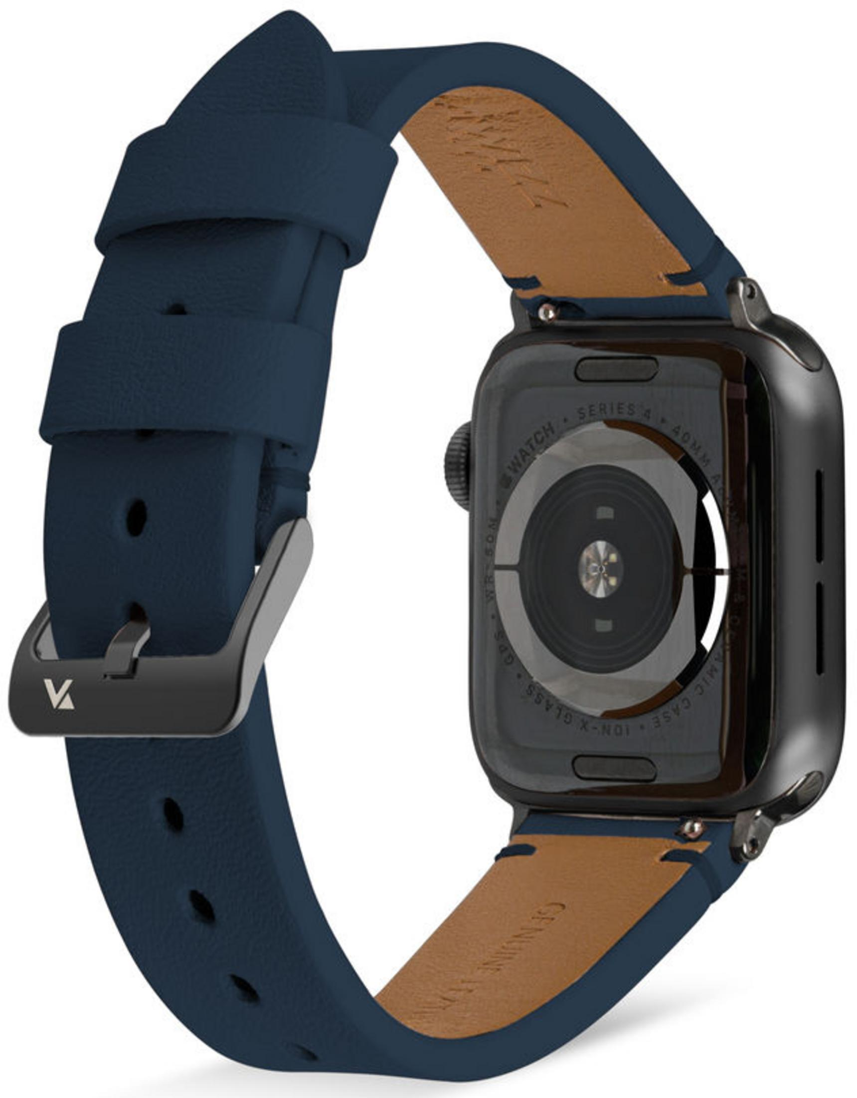 Dunkelblaue Lederarmbanduhr mit silberner Schnalle und schwarzem Gehäuse.