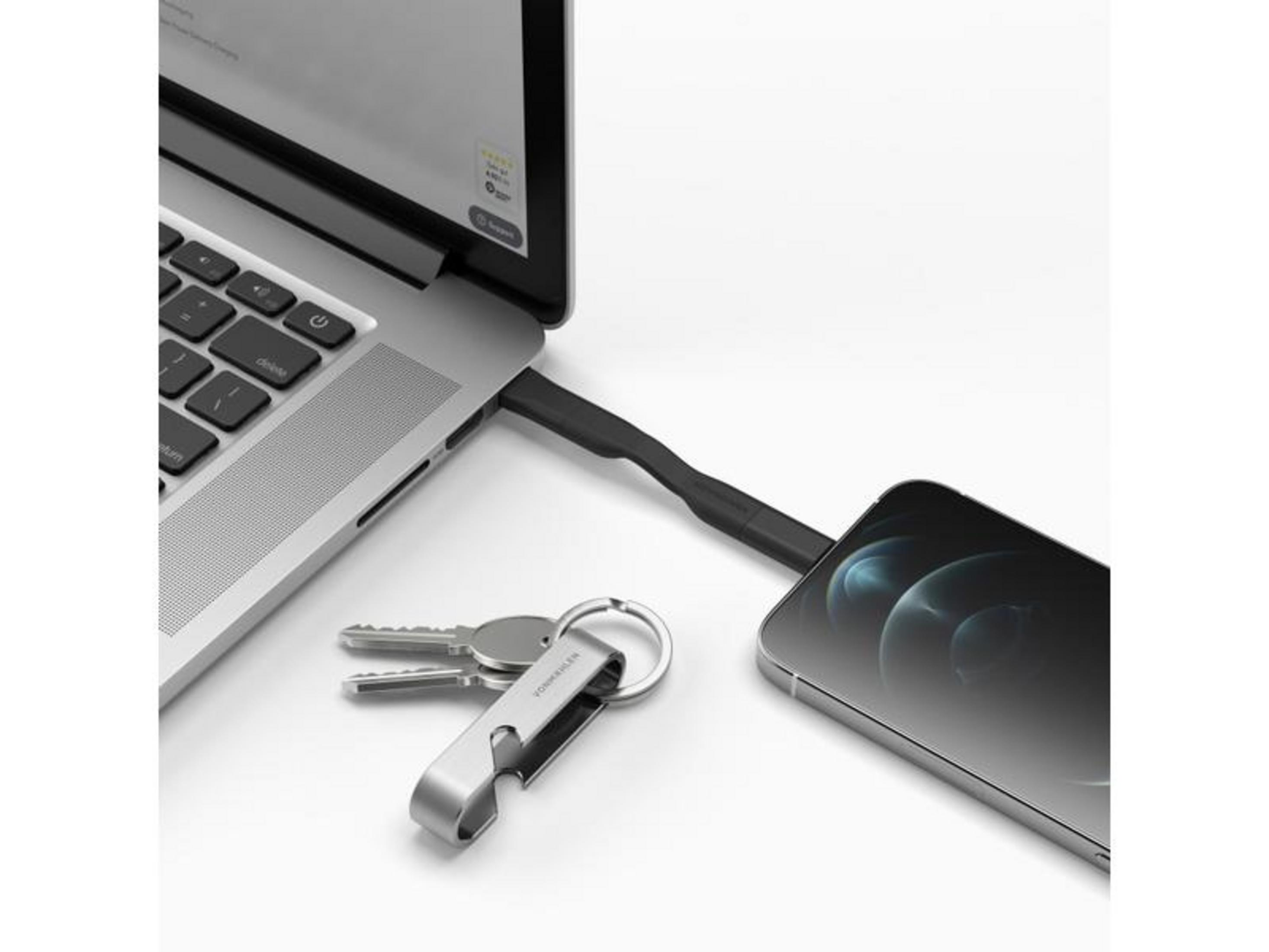 Ein Laptop ist mit einem Smartphone verbunden. Ein Schlüsselbund liegt daneben.