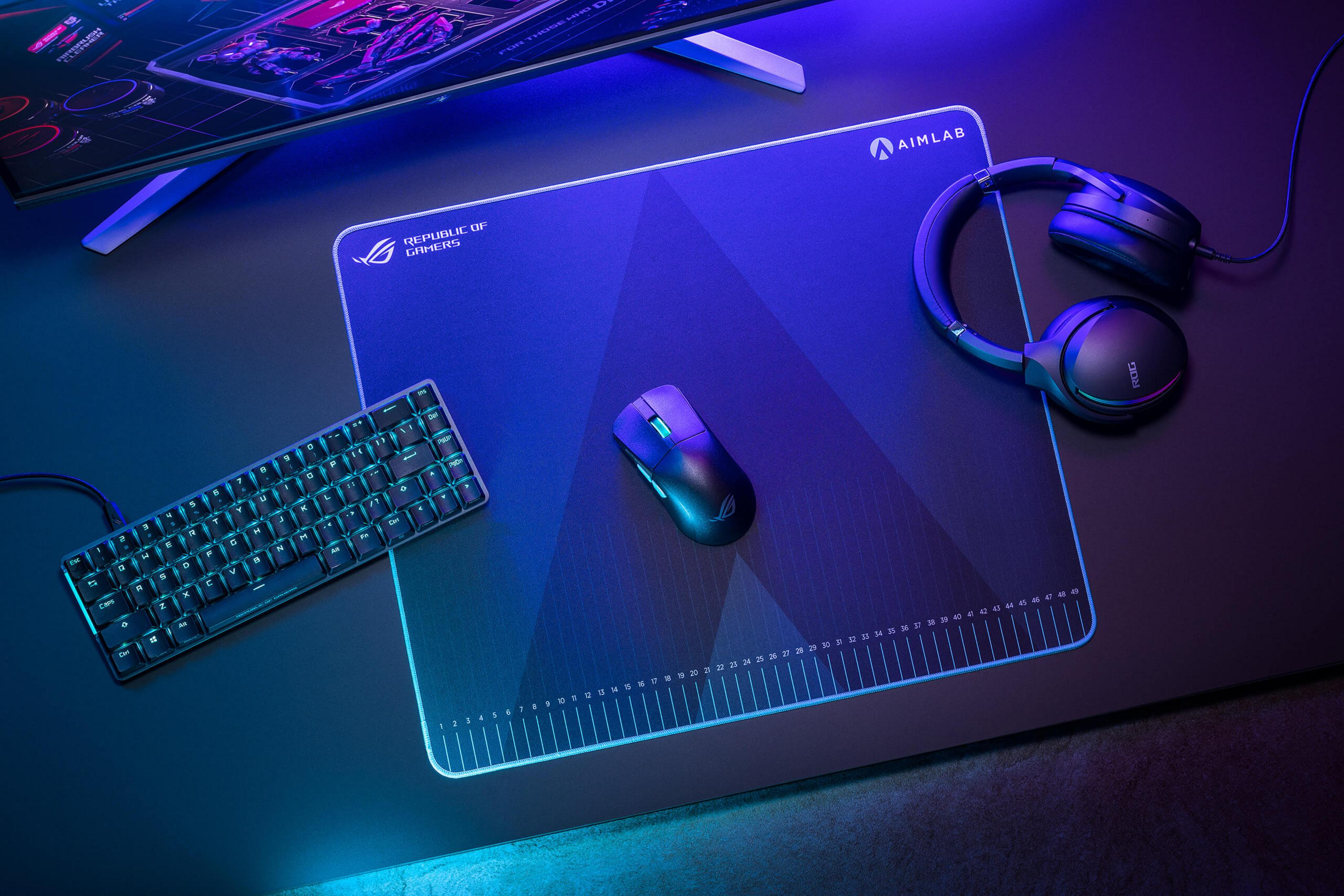 Een gaming setup met muis, toetsenbord, koptelefoon en muismat.