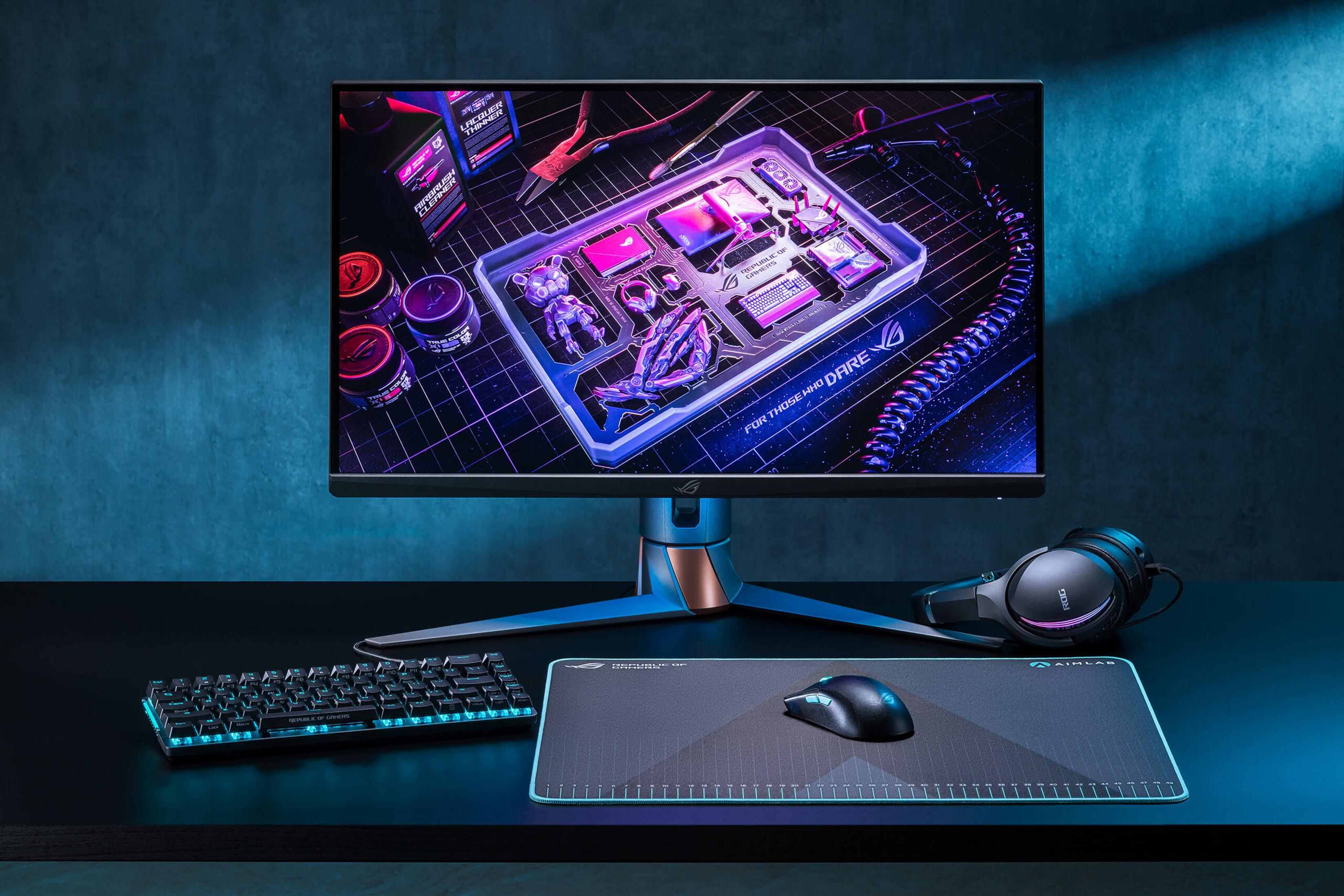 Een gaming setup met monitor, toetsenbord, muis, muismat en koptelefoon.