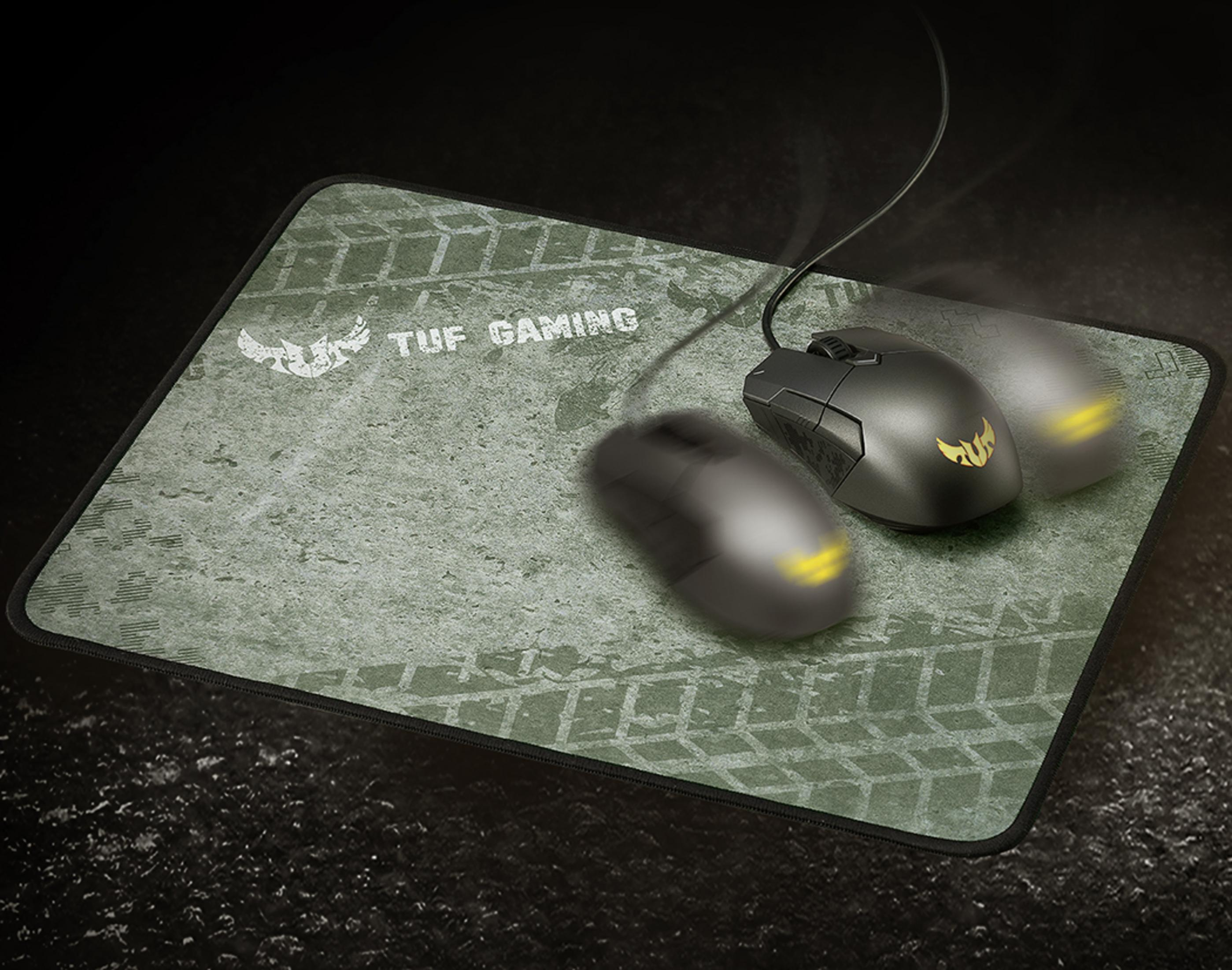 Dwa szare myszy gamingowe na zielonej podkładce TUF GAMING ze wzorem bieżnika.