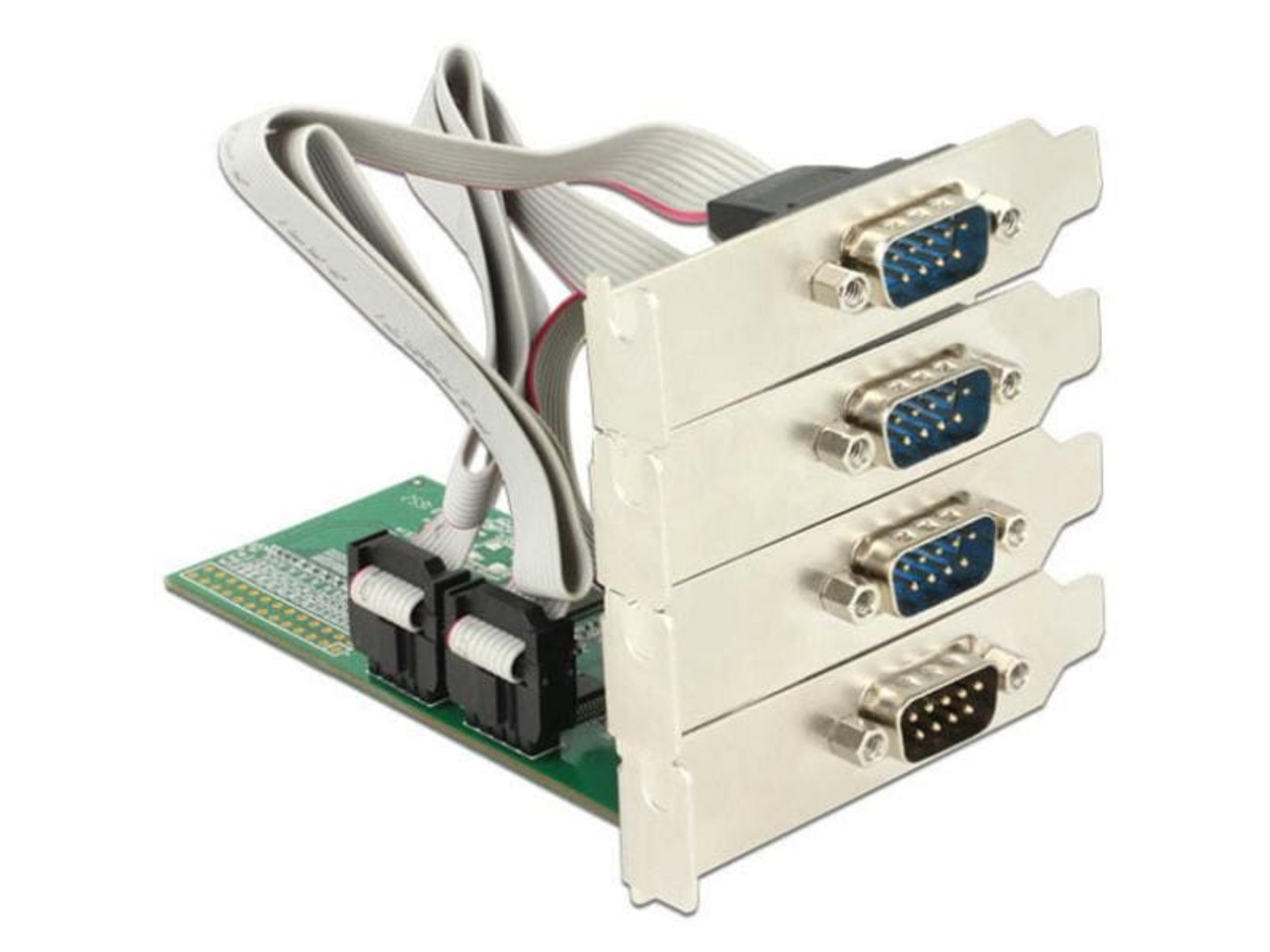 Quatre ports série avec câbles plats connectés à une carte de circuit imprimé verte.