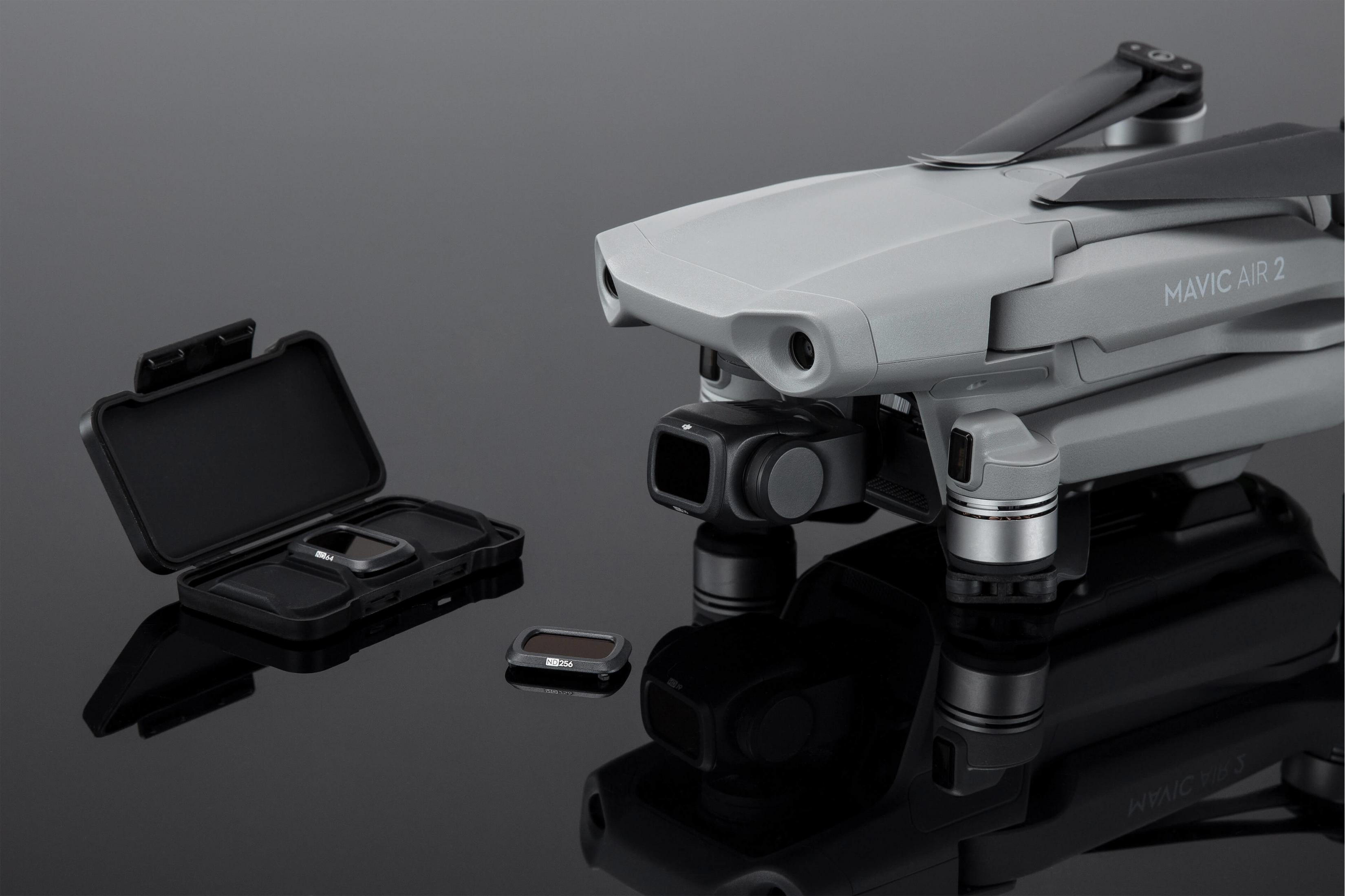 DJI Mavic Air 2 grigio con custodia aperta e filtri accanto.