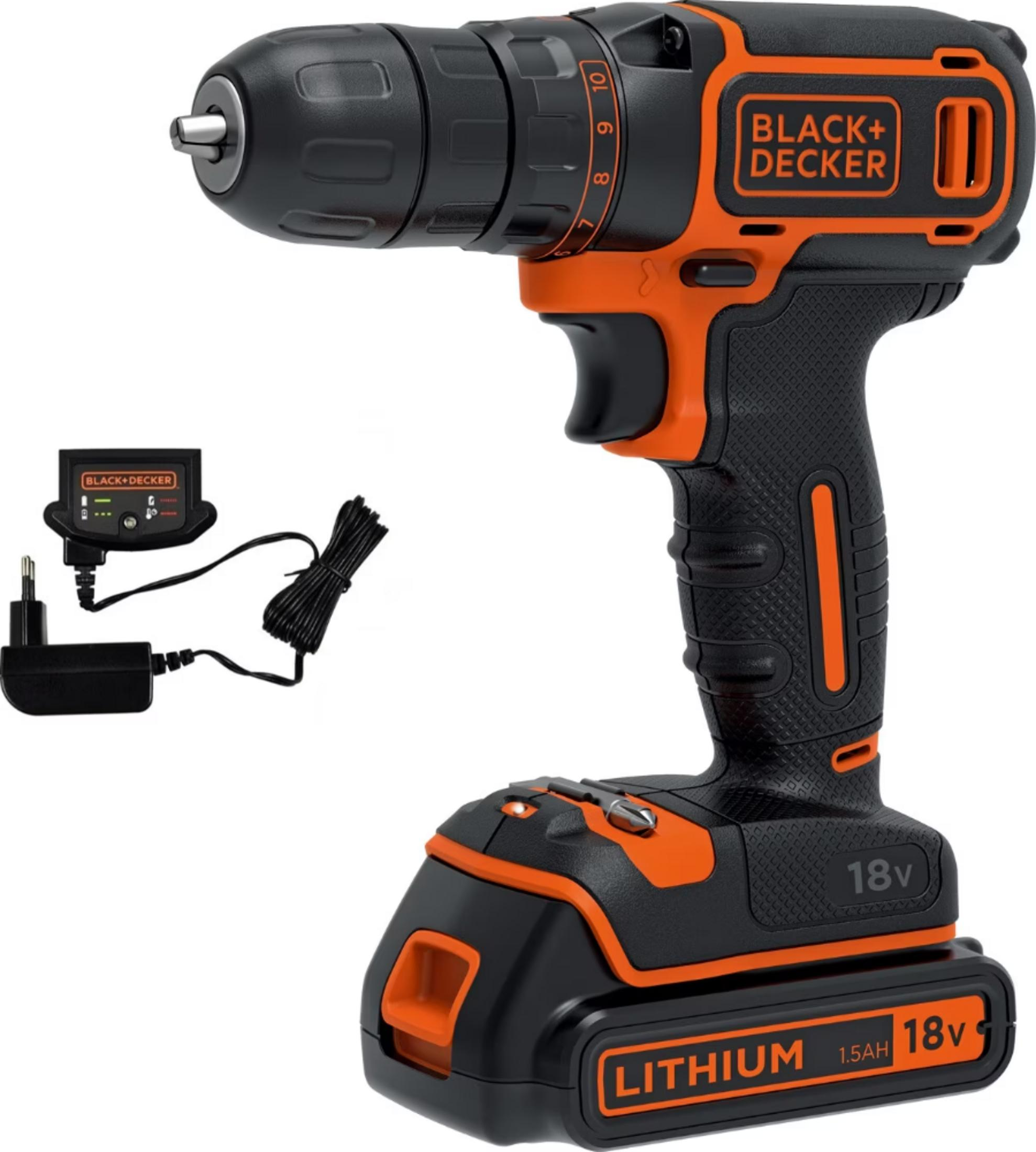 Ein schwarzer und oranger Akku-Bohrschrauber von Black+Decker mit Ladegerät.
